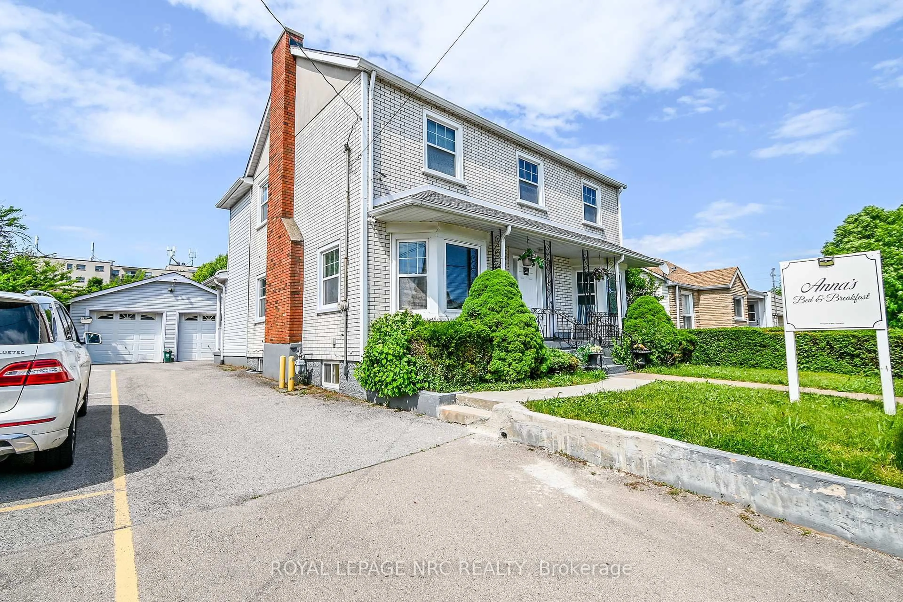 A pic from outside/outdoor area/front of a property/back of a property/a pic from drone, street for 6257 Dunn St, Niagara Falls Ontario L2G 2P6