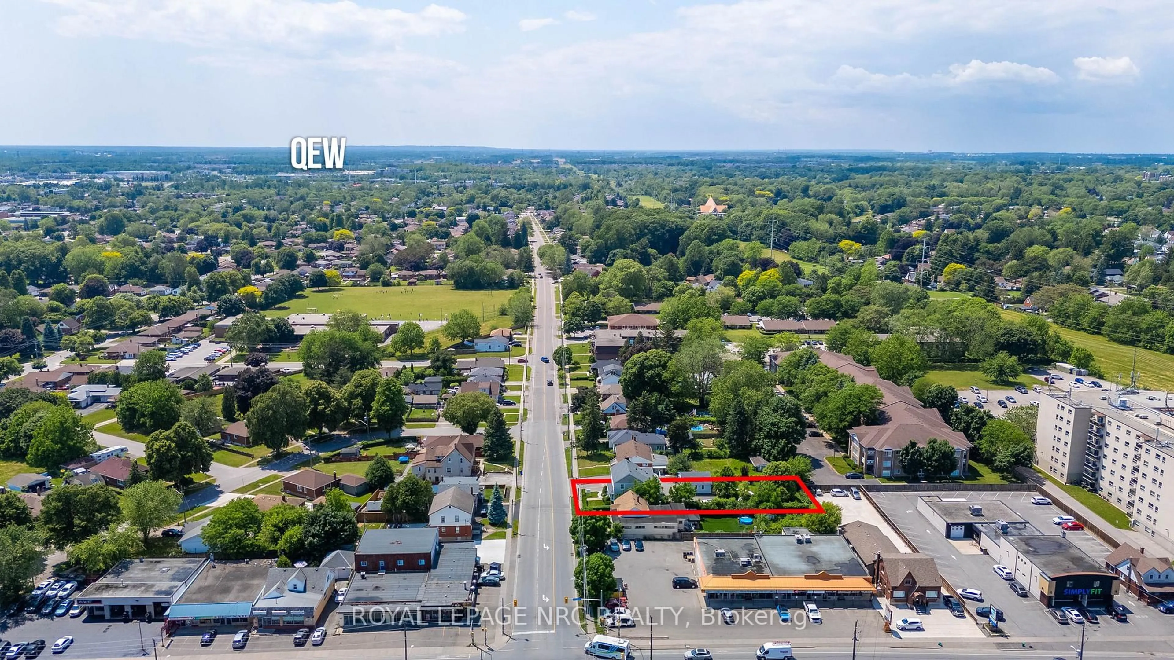 A pic from outside/outdoor area/front of a property/back of a property/a pic from drone, street for 6257 Dunn St, Niagara Falls Ontario L2G 2P6