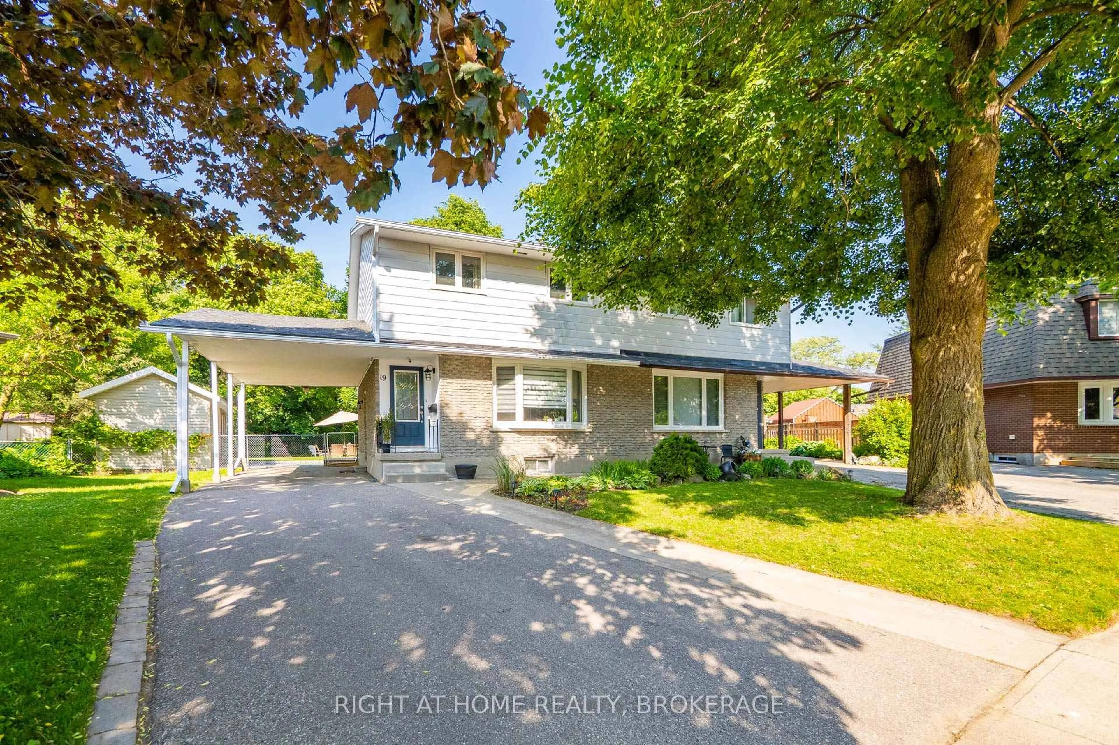 A pic from outside/outdoor area/front of a property/back of a property/a pic from drone, street for 19 Beechwood Rd, Cambridge Ontario N1S 3S1