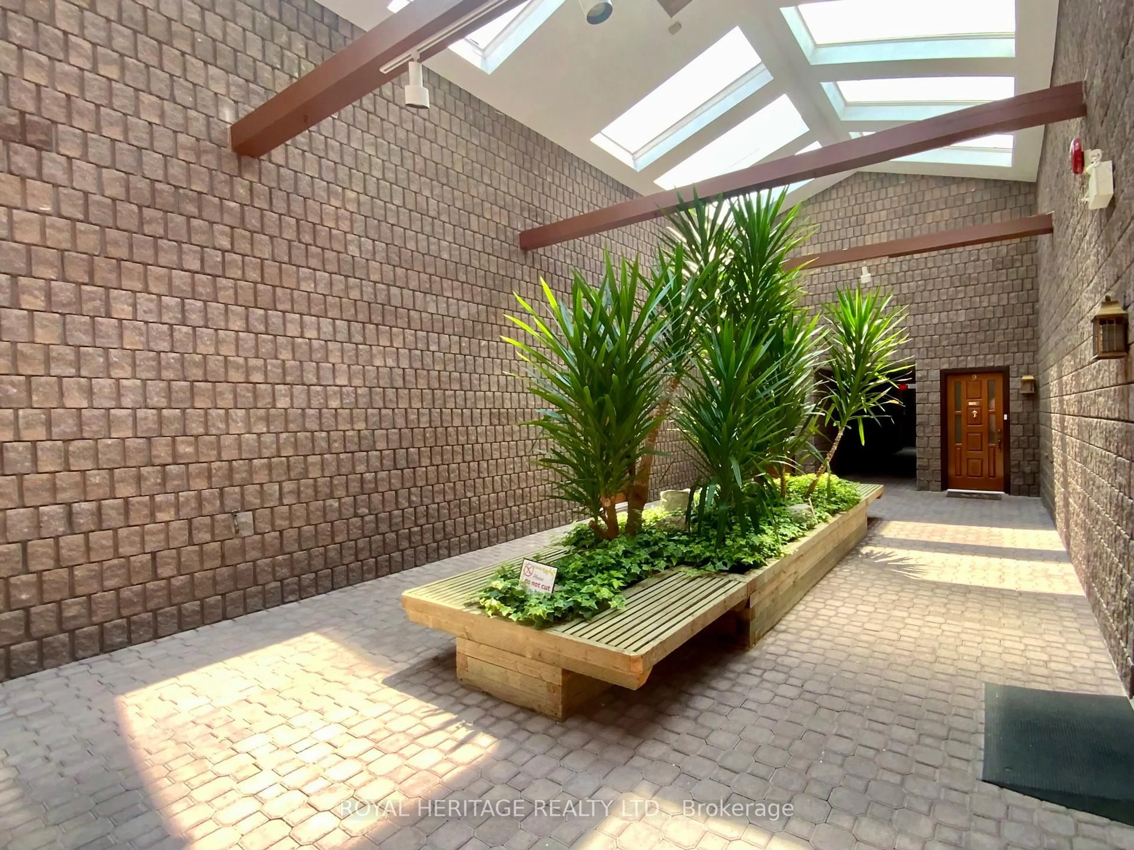 Indoor foyer for 200 East St #405, Kawartha Lakes Ontario K0M 1A0