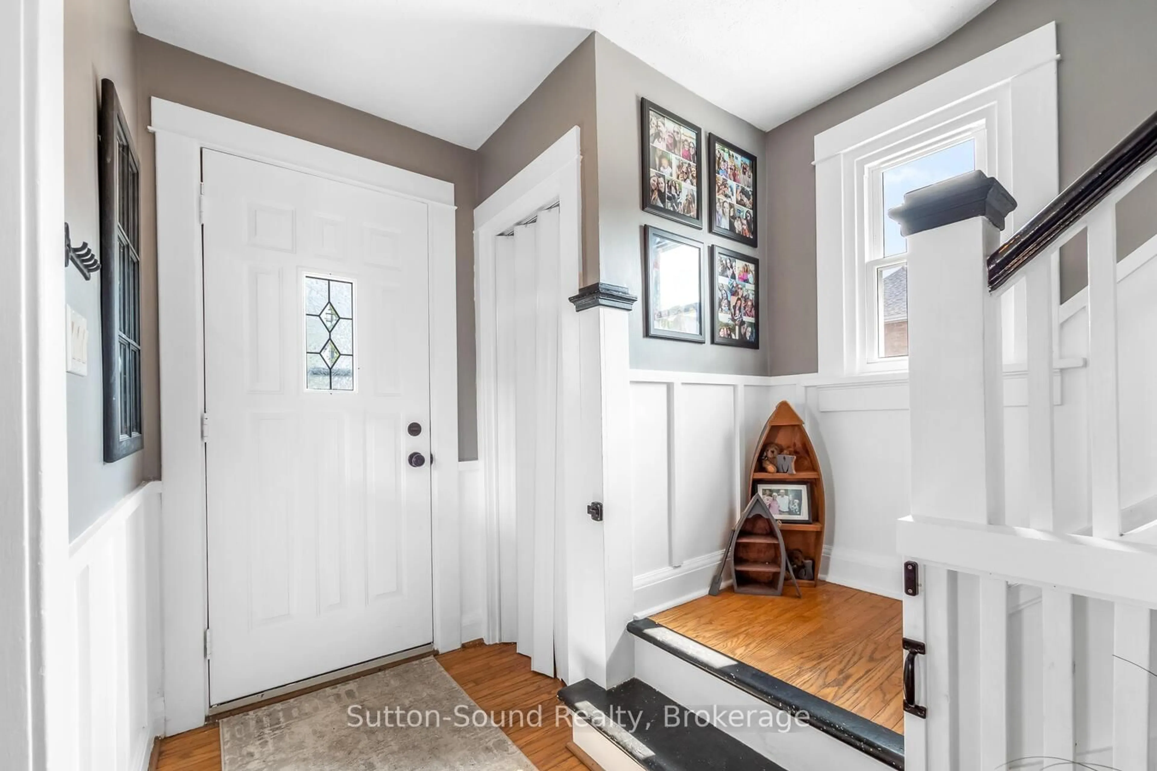 Indoor entryway for 225 12th St, Owen Sound Ontario N4K 3V3