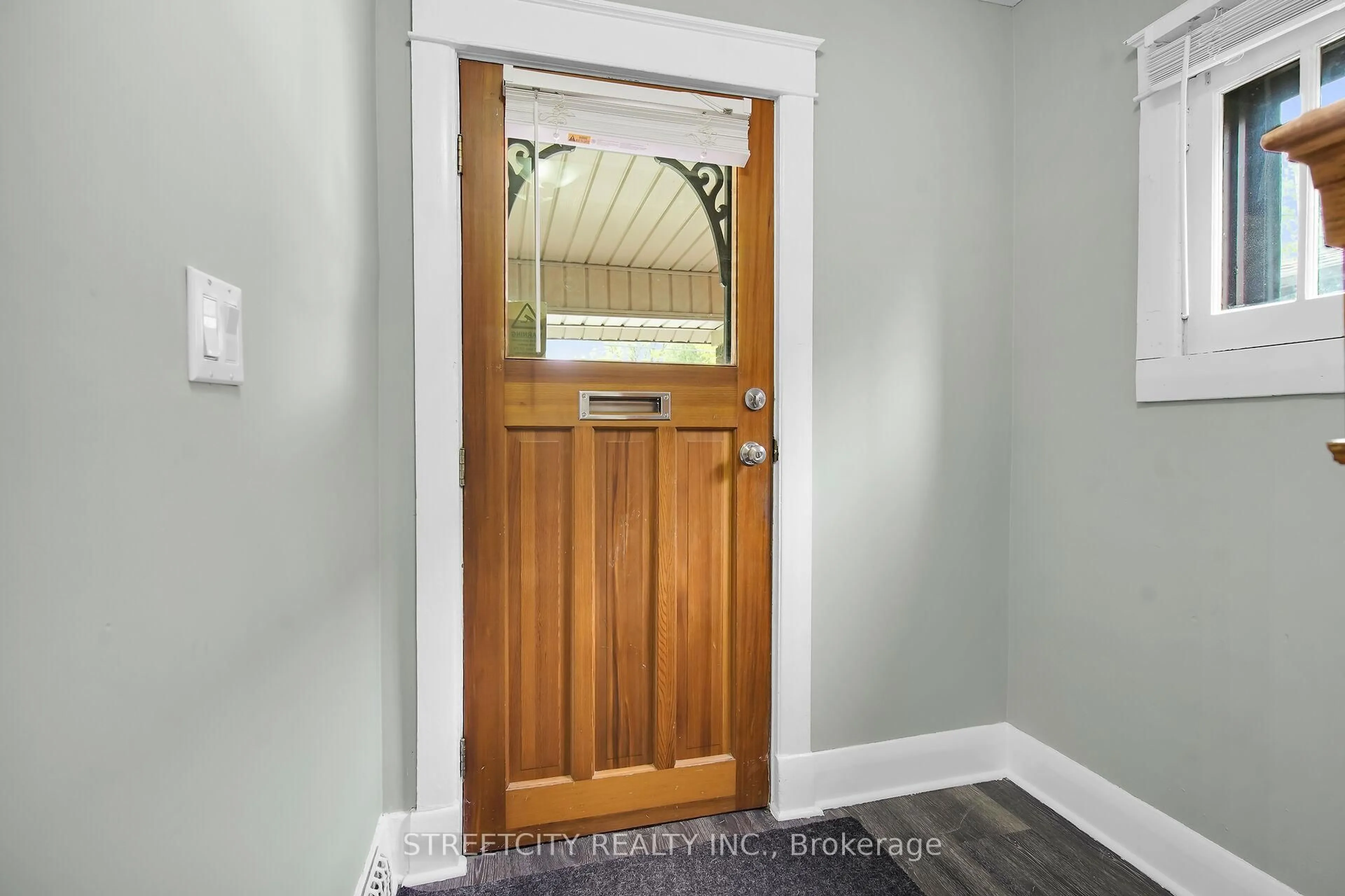 Indoor entryway for 85 Springbank Dr, London South Ontario N6J 1E5