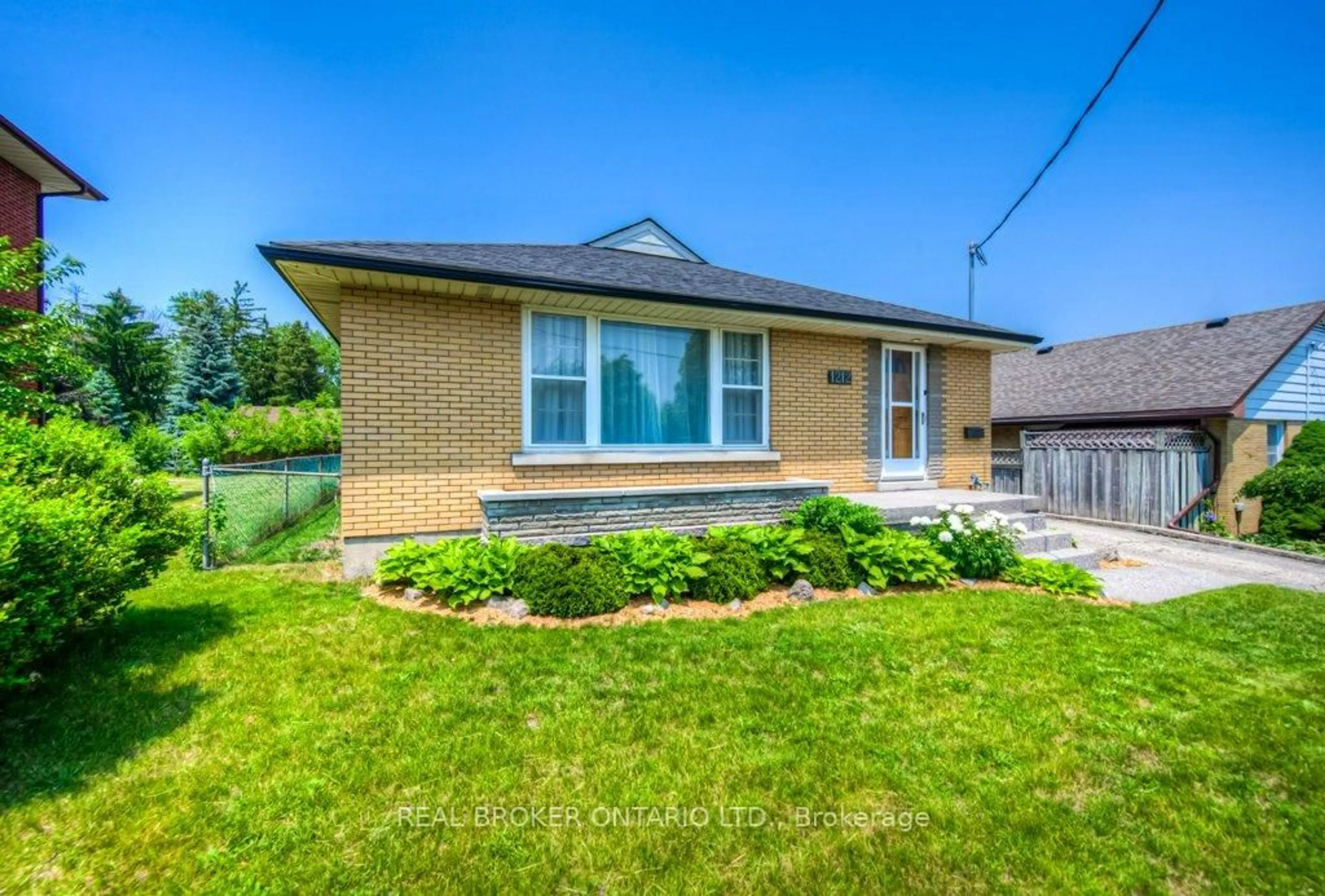 Home with brick exterior material, street for 1212 Queen's Blvd, Kitchener Ontario N2M 1C3