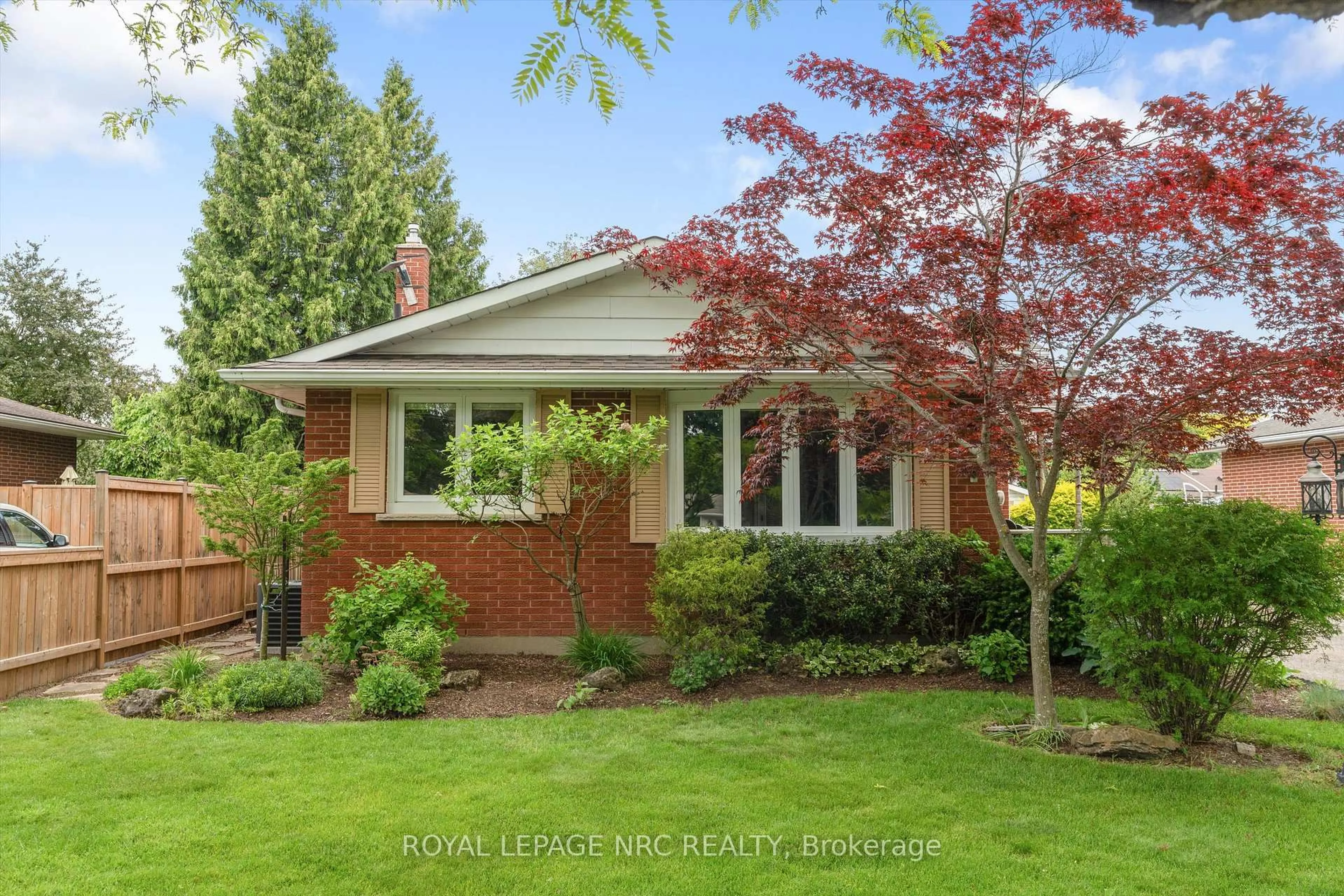Home with brick exterior material, street for 533 Vine St, St. Catharines Ontario L2M 3T5