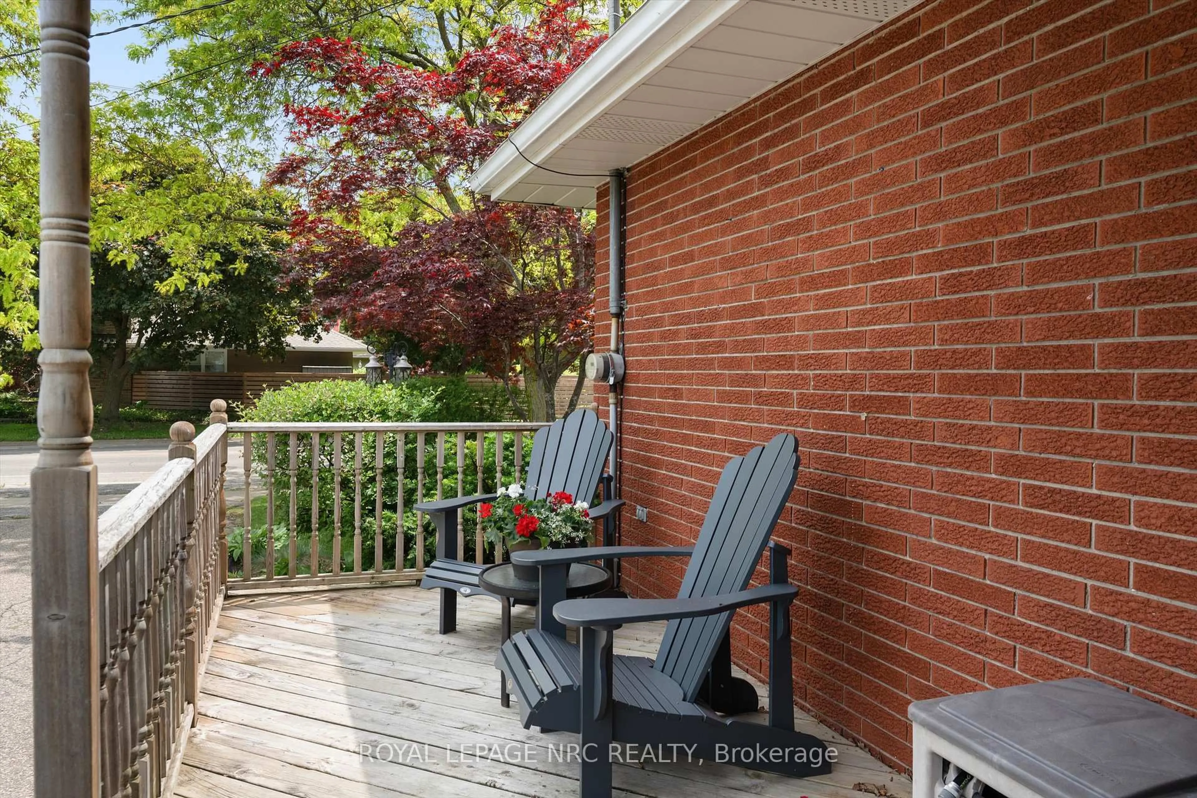 Patio, street for 533 Vine St, St. Catharines Ontario L2M 3T5