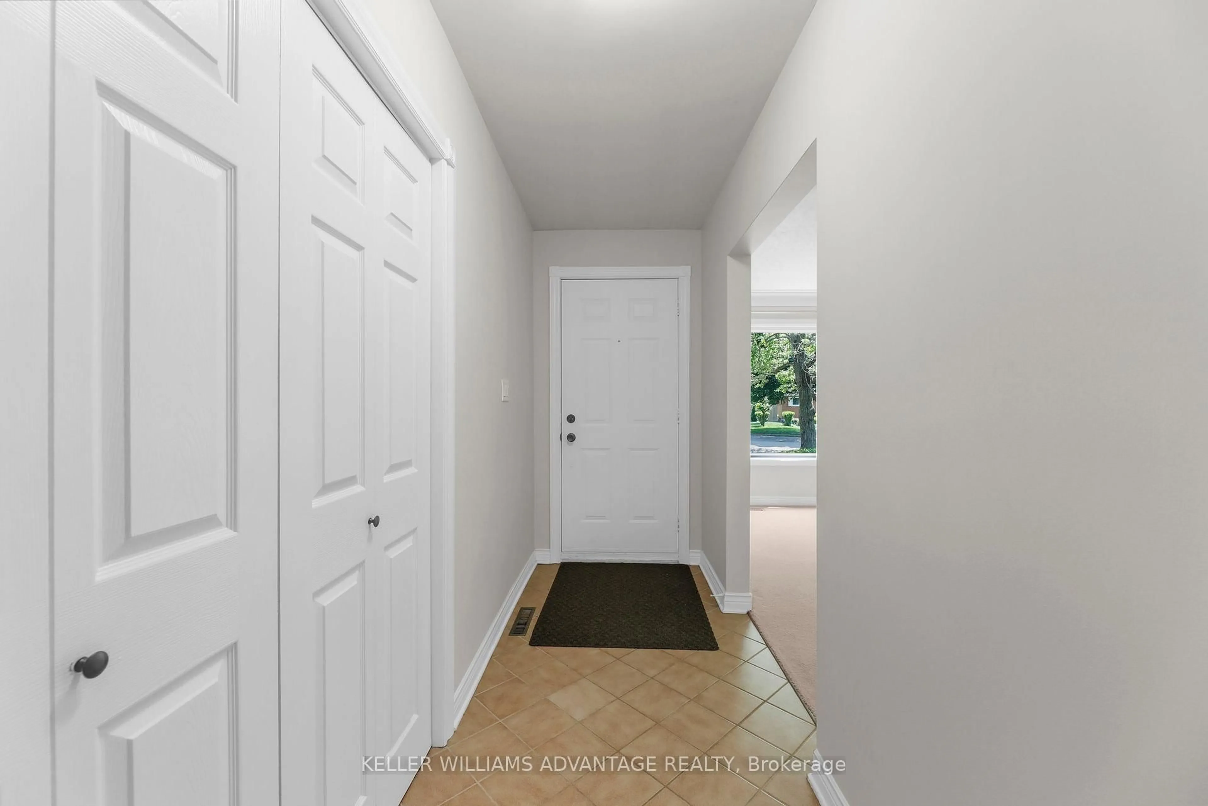 Indoor entryway for 458 Three Valleys Cres, London South Ontario N5Z 3E7