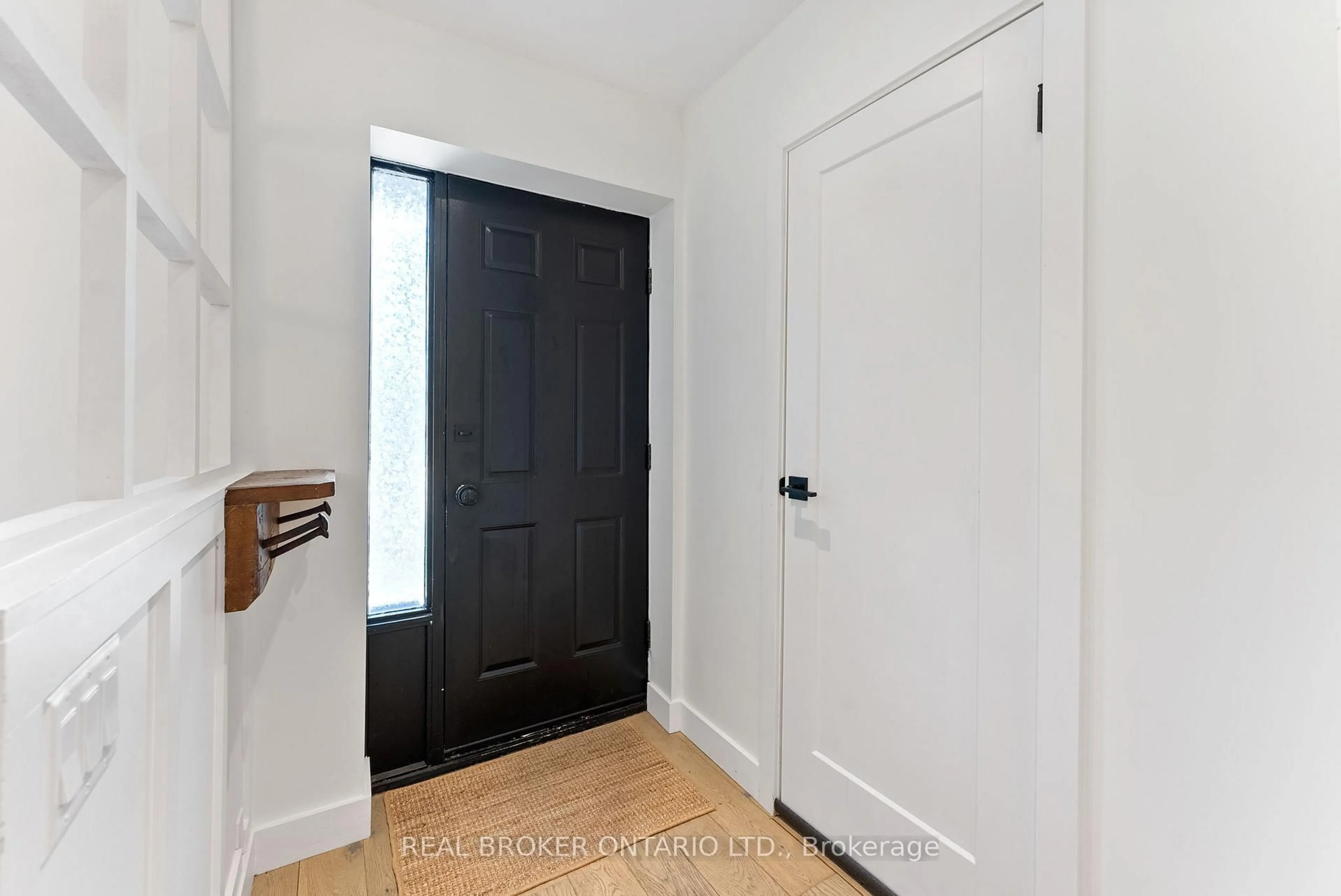 Indoor entryway for 23 Macaulay St #2, Hamilton Ontario L8L 1E6