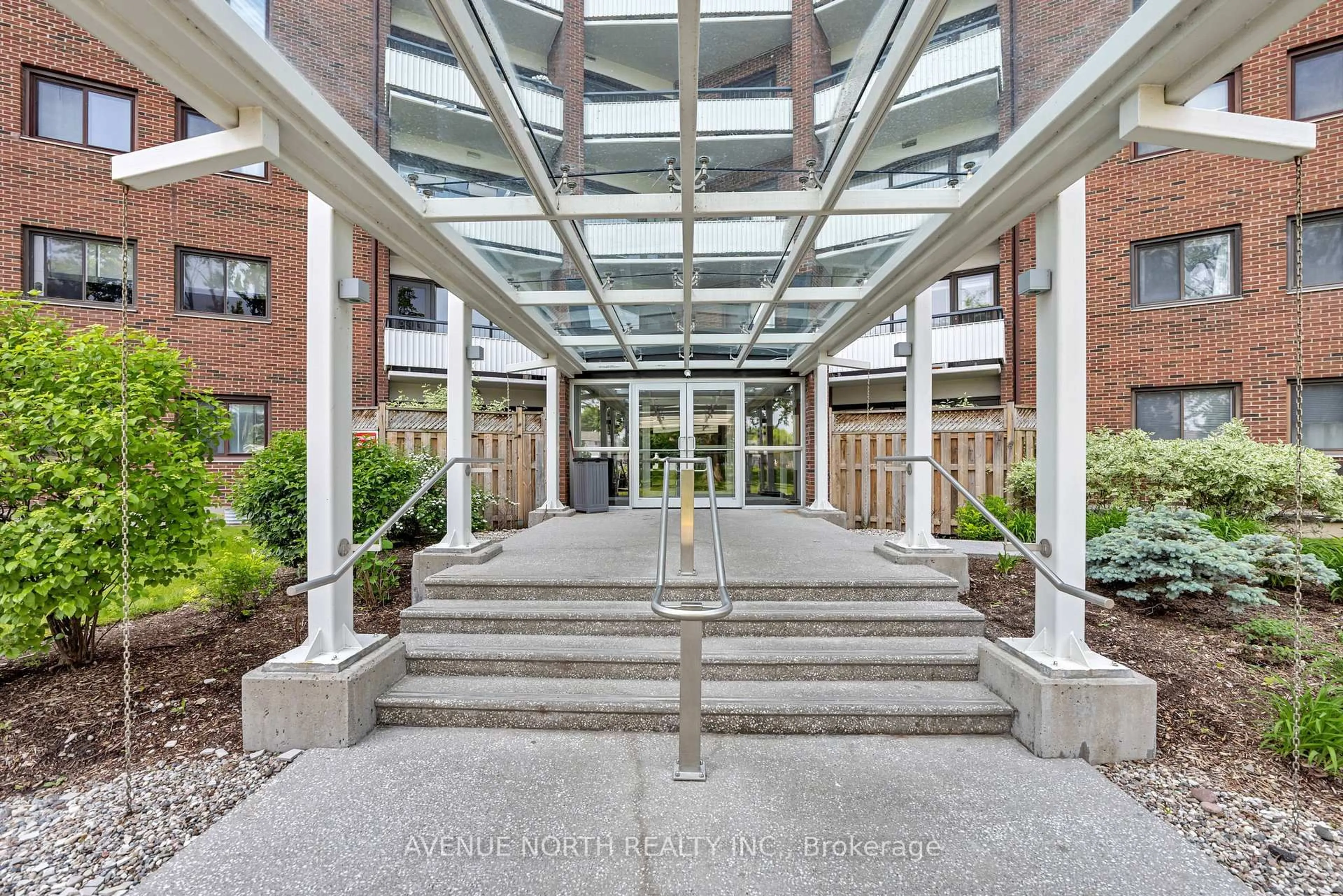 Indoor foyer for 20 Chesterton Dr #111, Ottawa Ontario K2E 6Z7