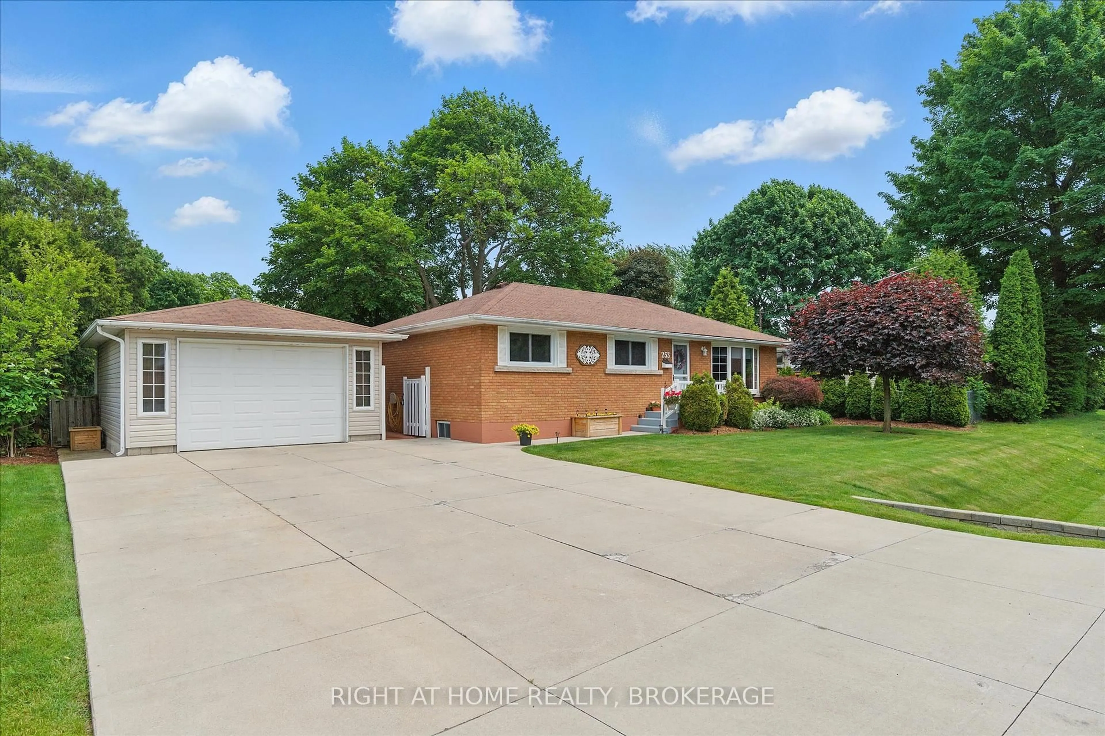 Unknown for 253 Nakoma Rd, Hamilton Ontario L9G 1S8