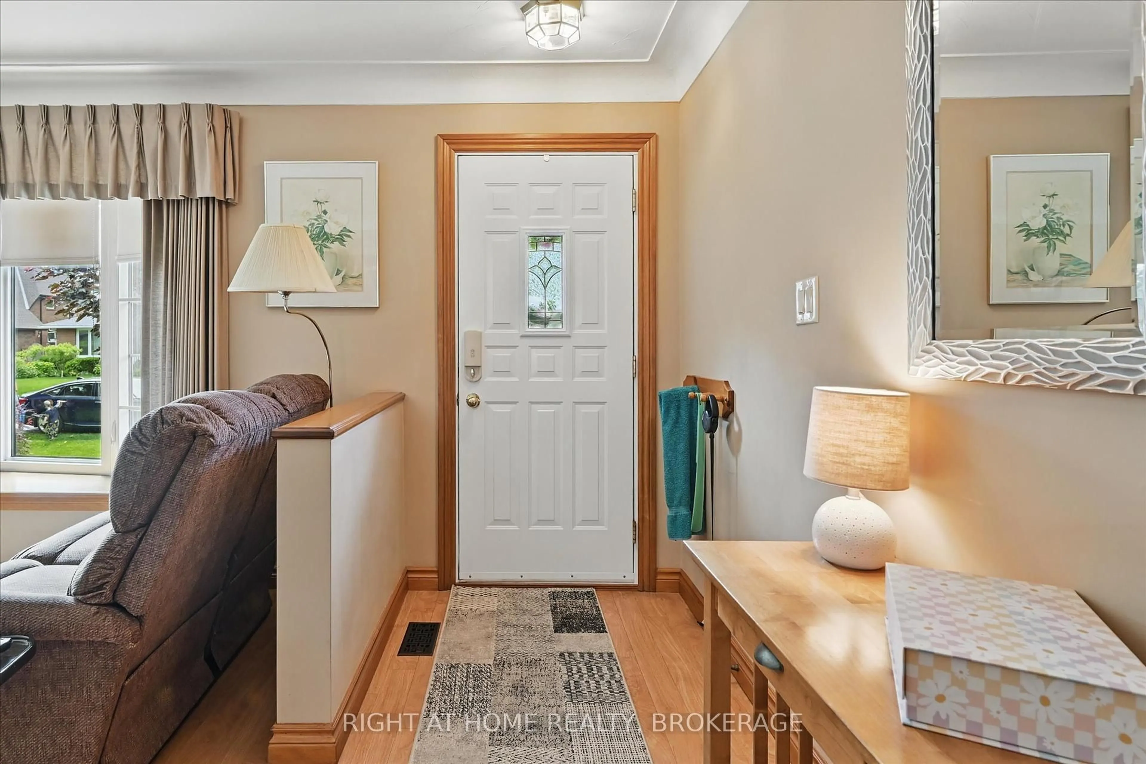 Indoor entryway for 253 Nakoma Rd, Hamilton Ontario L9G 1S8