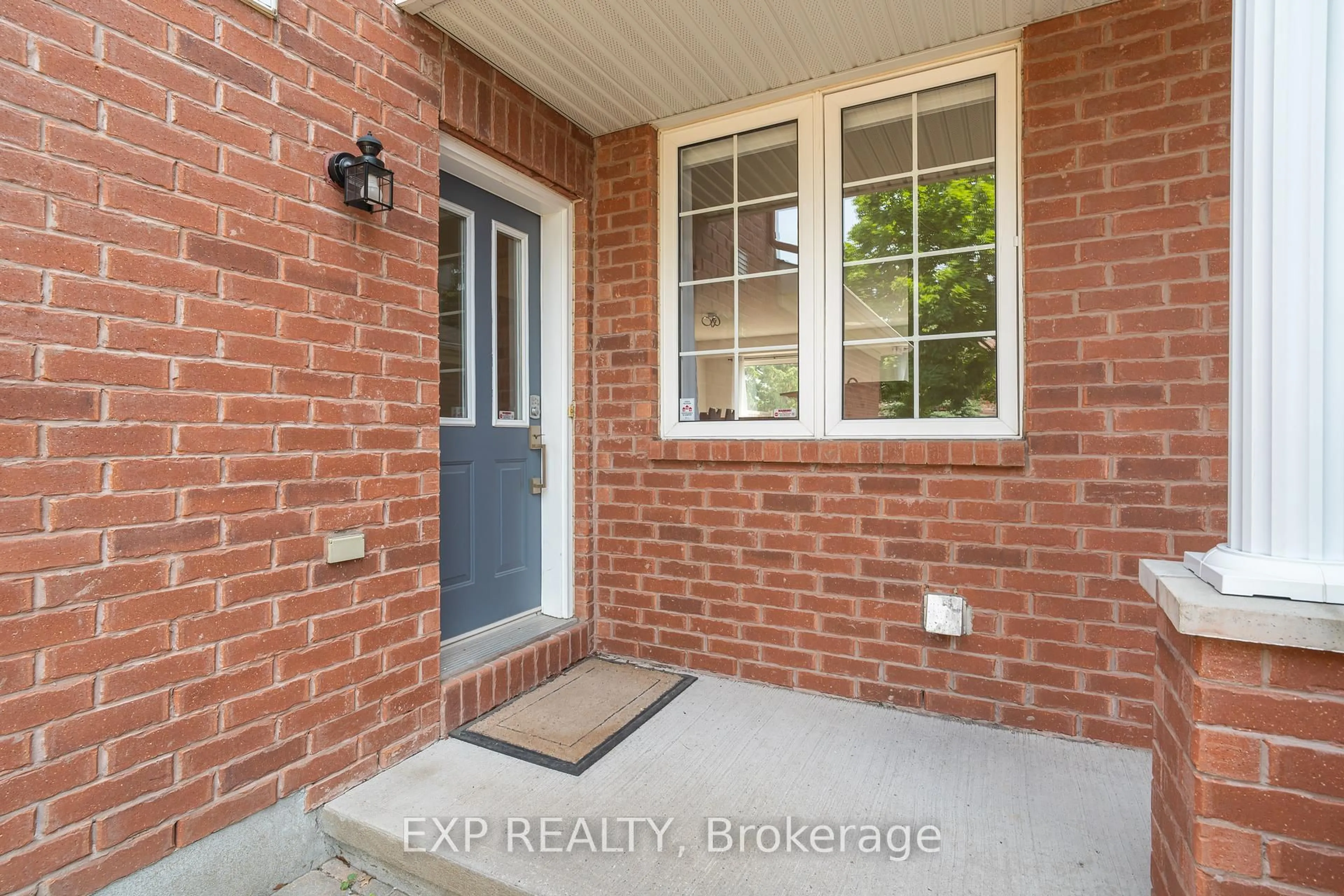 Indoor entryway for 77 Scout St, Ottawa Ontario K2C 4C9