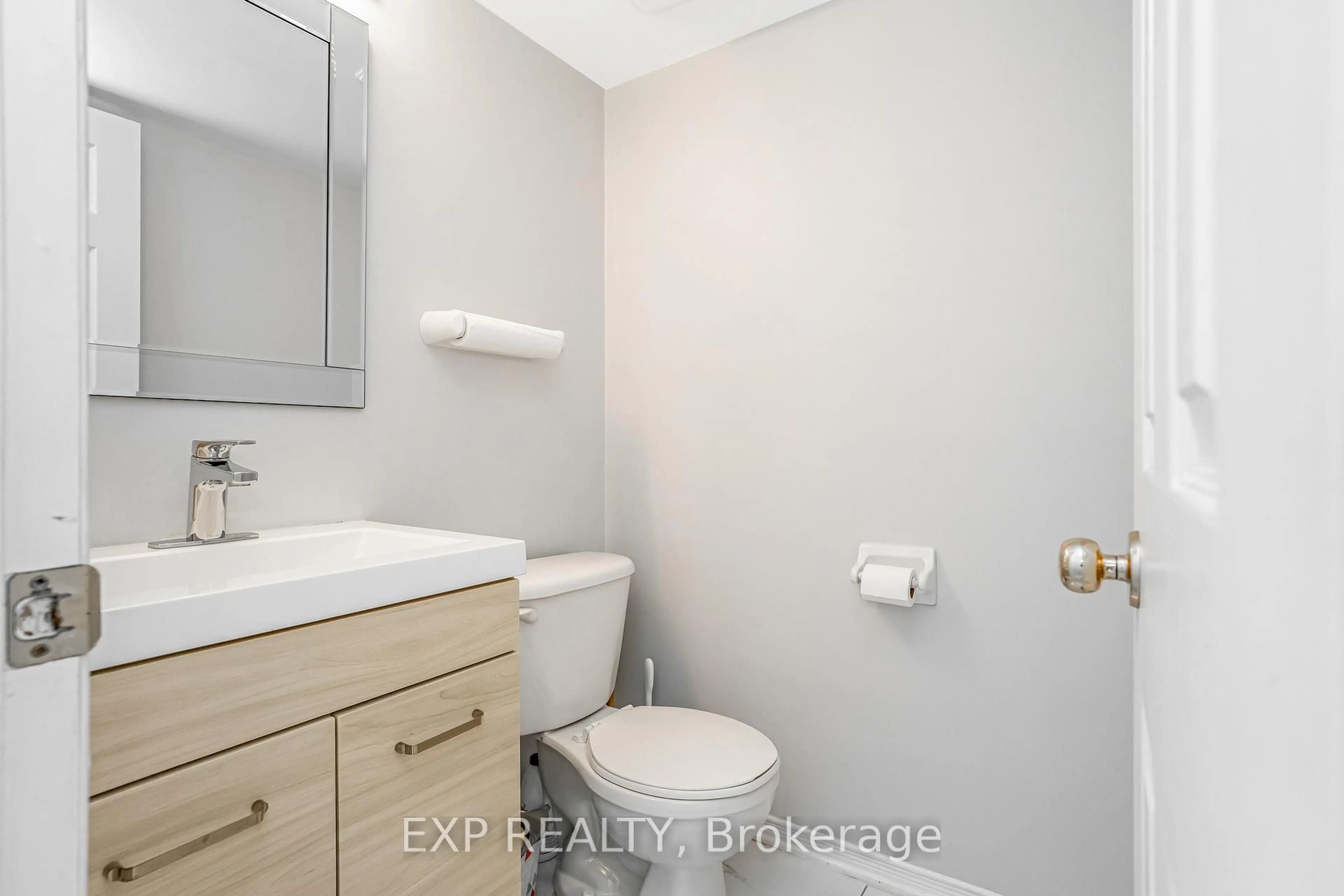 Standard bathroom, ceramic/tile floor for 77 Scout St, Ottawa Ontario K2C 4C9