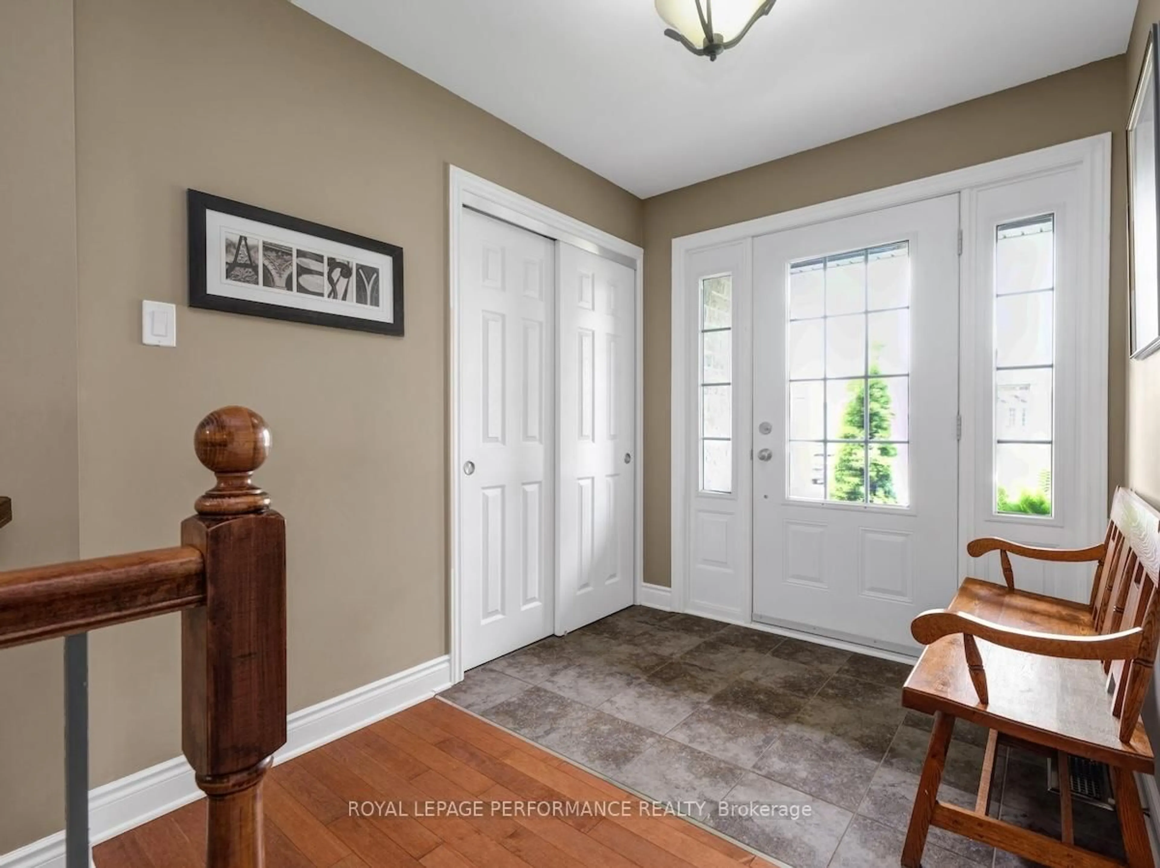 Indoor entryway for 128 Station Tr, Russell Ontario K4R 0A3