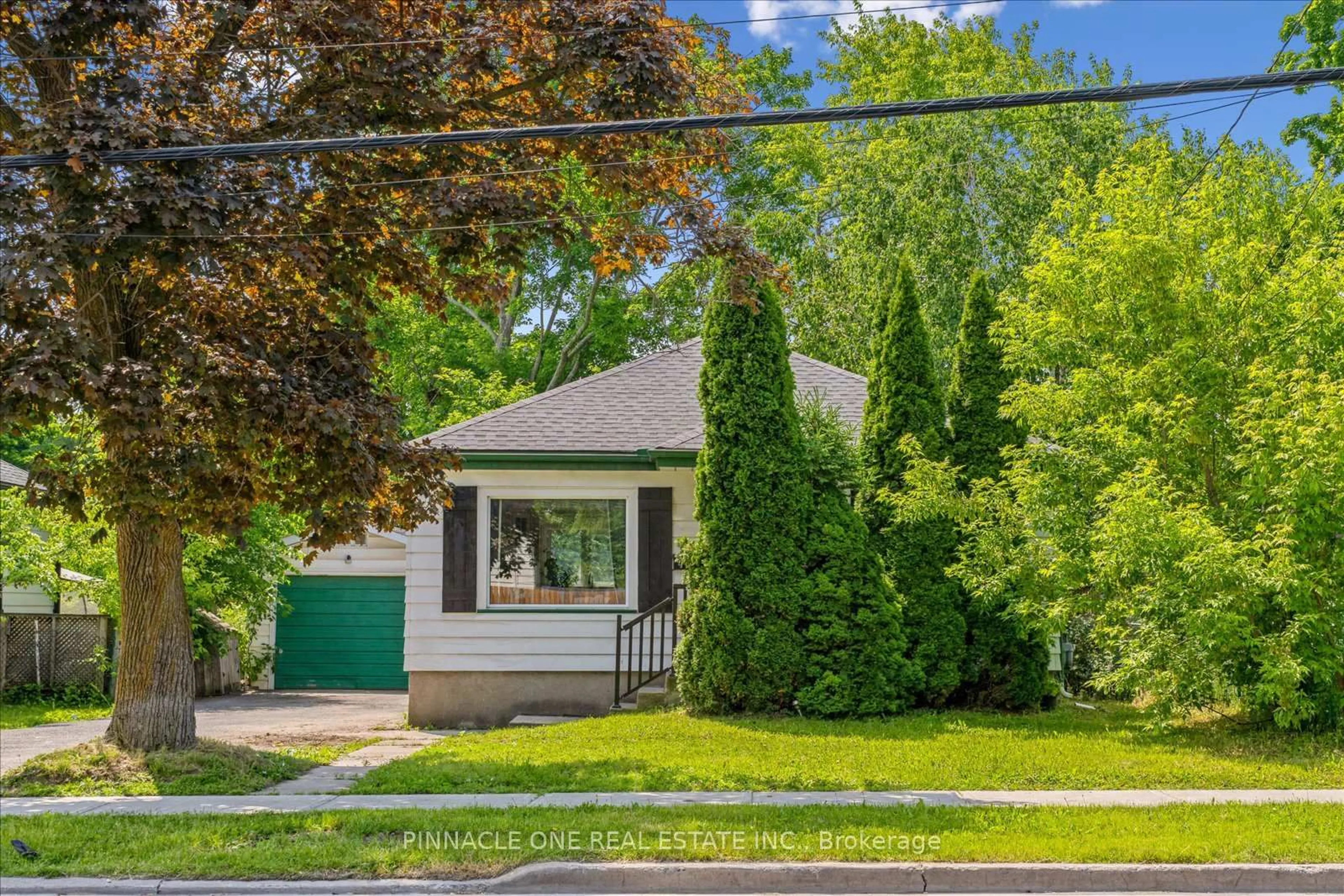 Home with vinyl exterior material, street for 425 Parkhill Rd, Peterborough Central Ontario K9H 3J2
