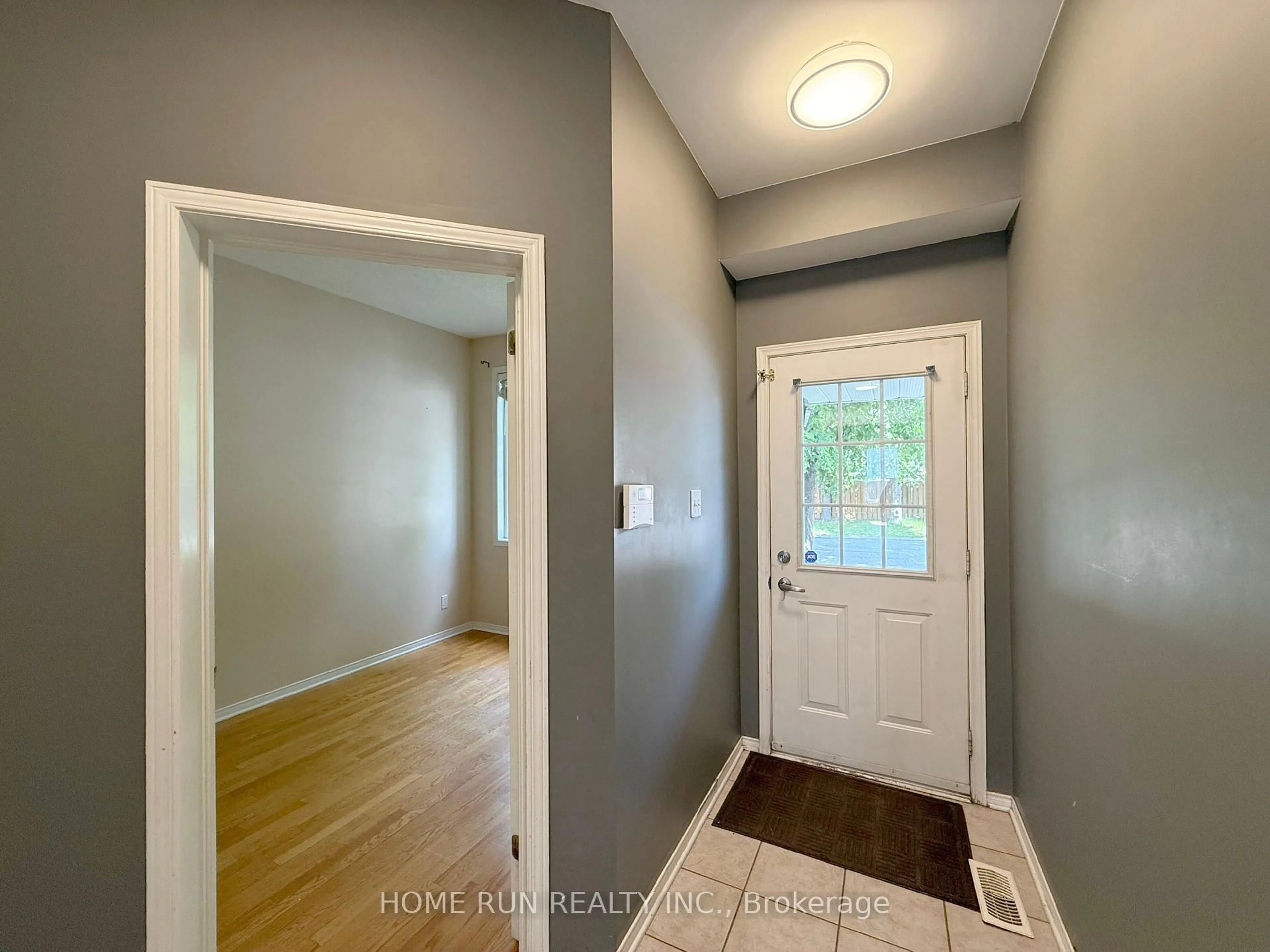 Indoor entryway for 10 Appledale Dr, Ottawa Ontario K2J 4W4