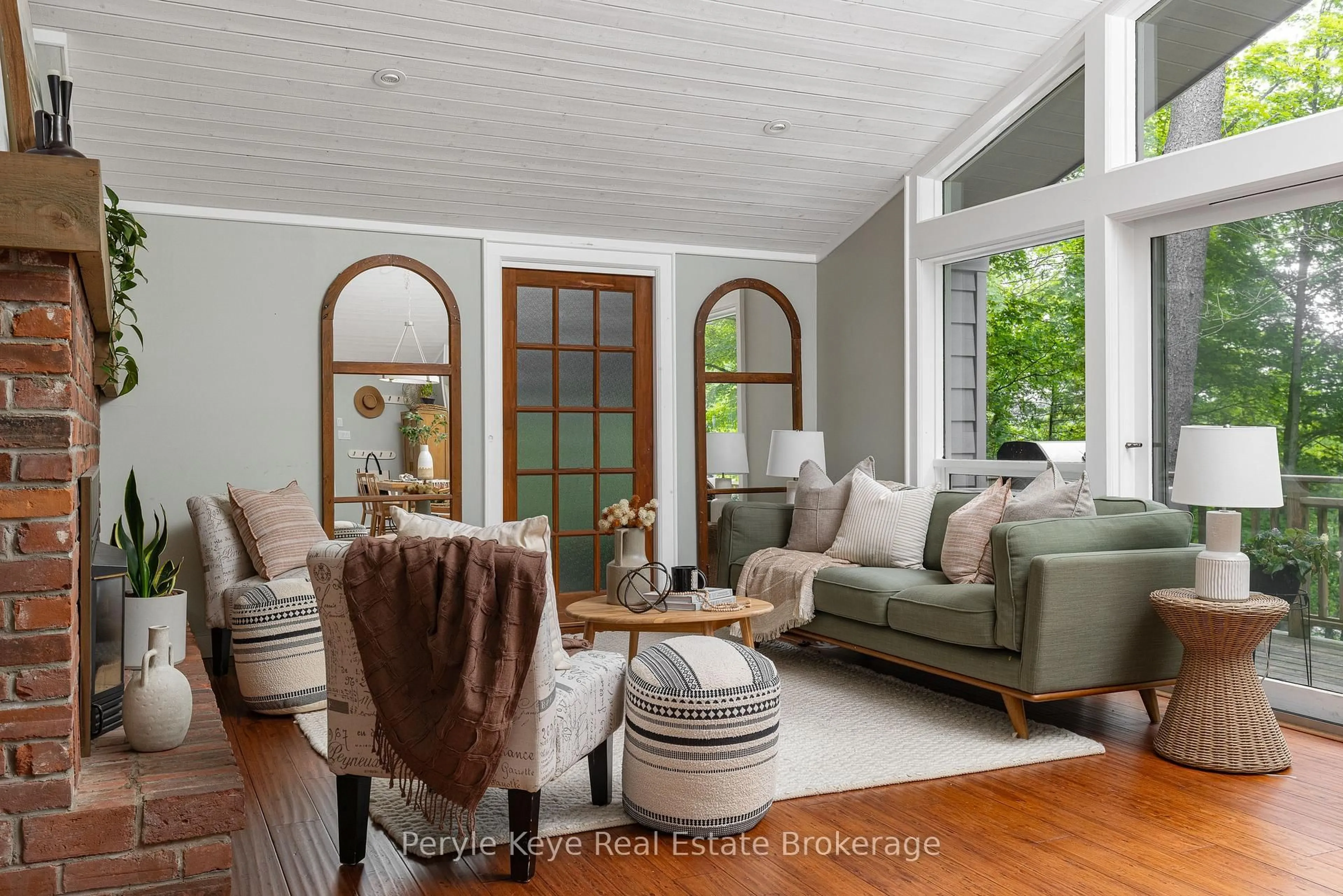Living room with furniture, unknown for 33 King St, Bracebridge Ontario P1L 1H4