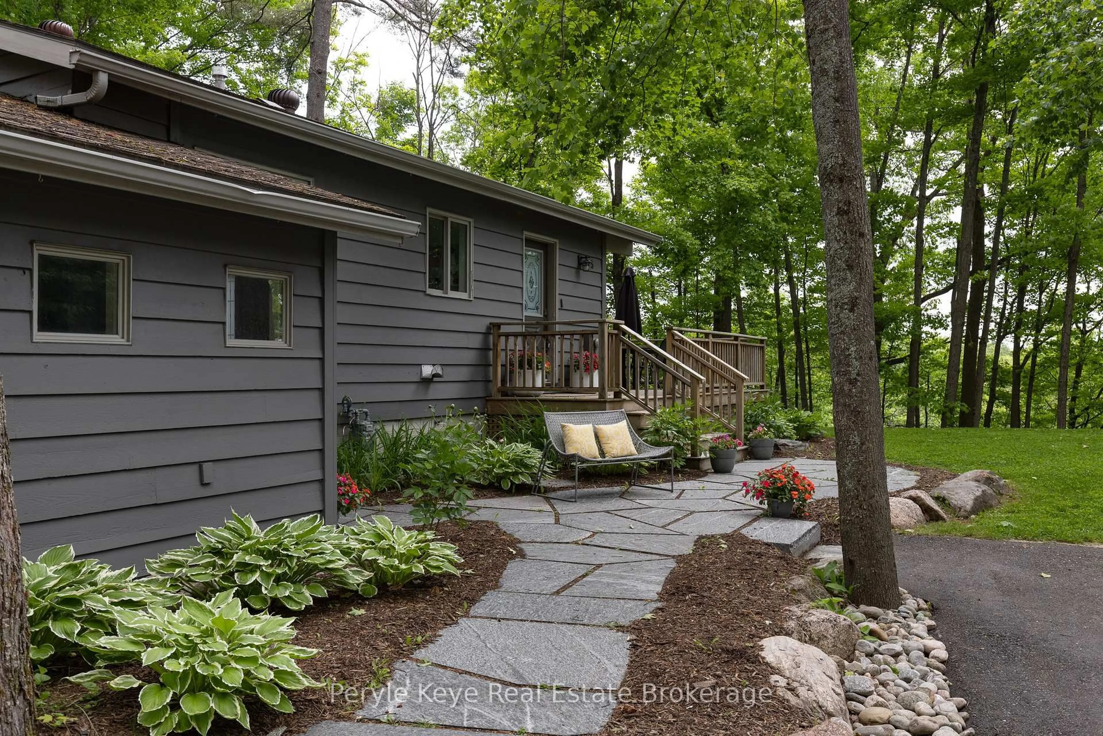 Unknown for 33 King St, Bracebridge Ontario P1L 1H4