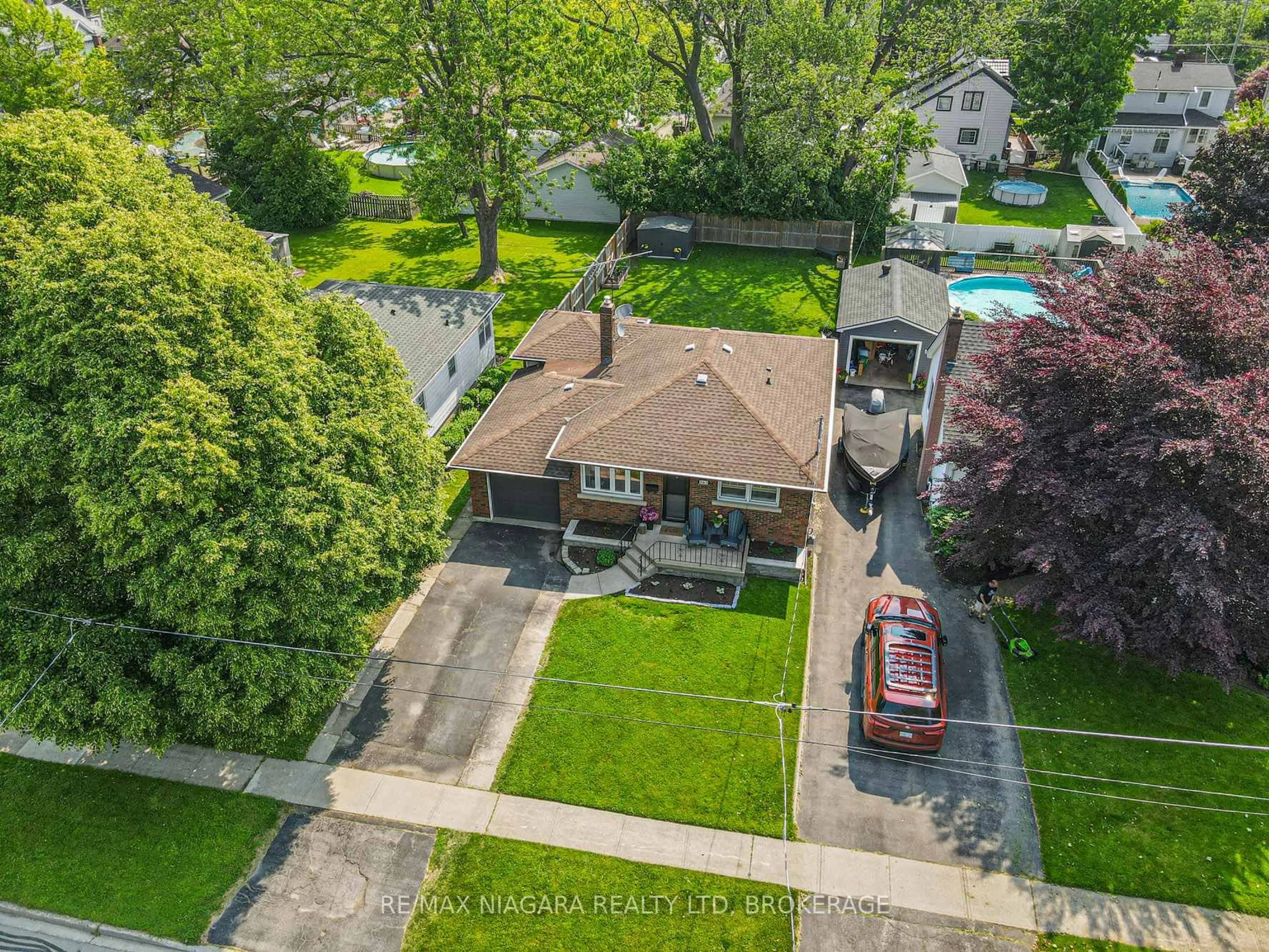 A pic from outside/outdoor area/front of a property/back of a property/a pic from drone, street for 263 North St, Fort Erie Ontario L2A 3R9
