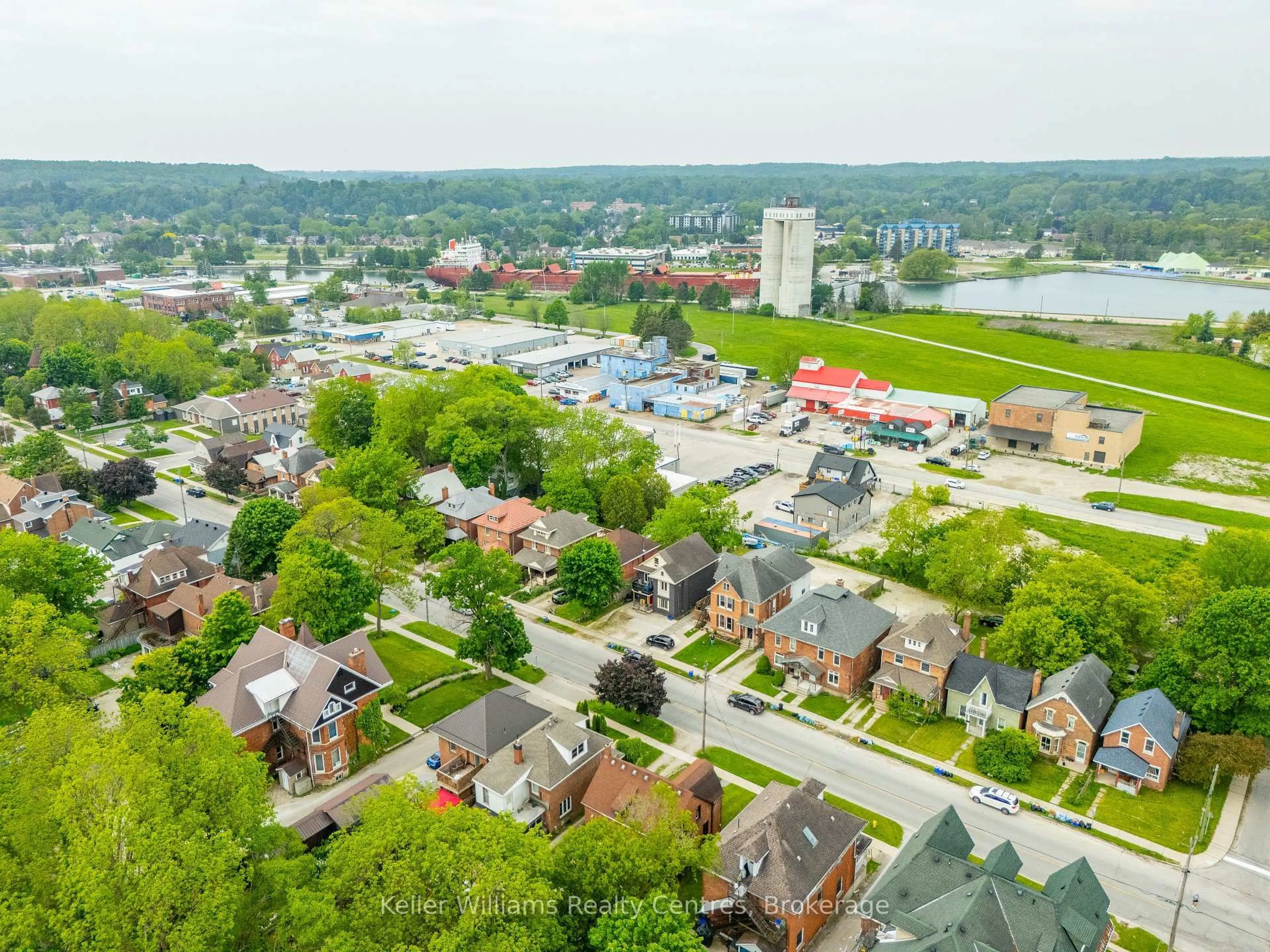 A pic from outside/outdoor area/front of a property/back of a property/a pic from drone, street for 1379 3rd Ave, Owen Sound Ontario N4K 2L8