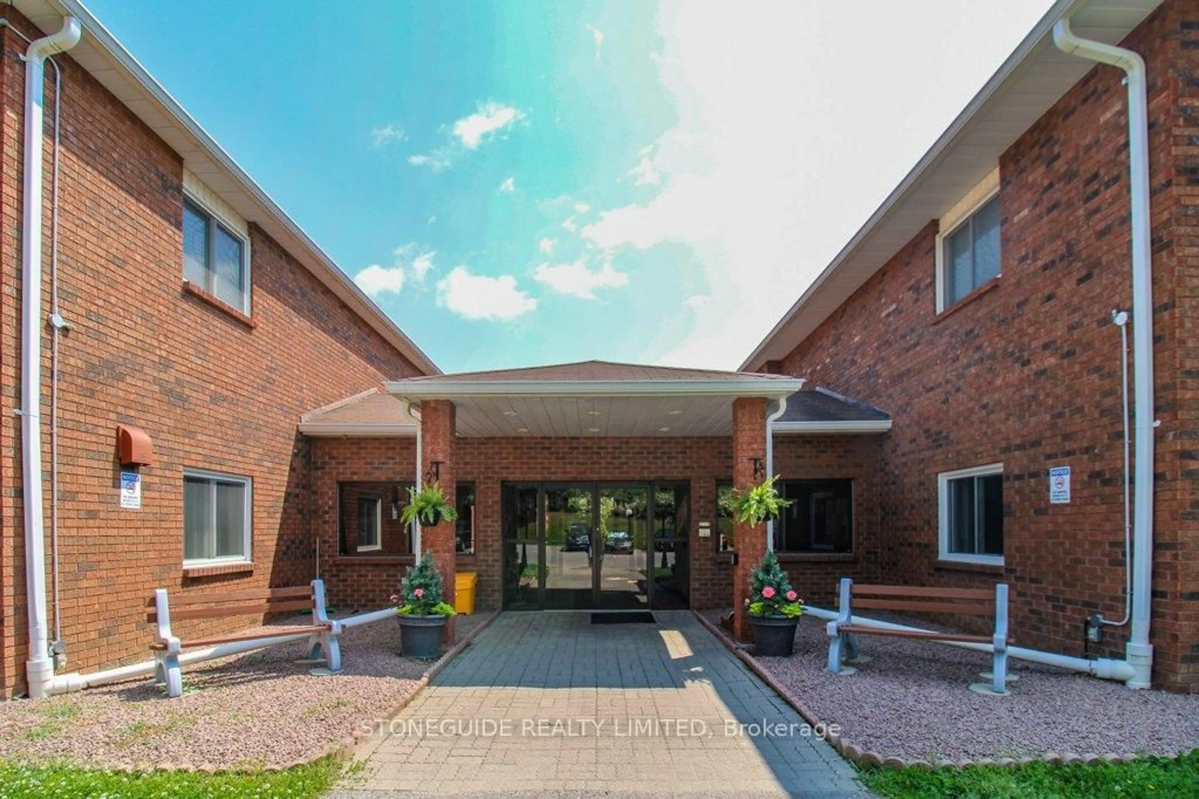 Indoor foyer for 475 Parkhill Rd #113, Peterborough Central Ontario K9H 7M5