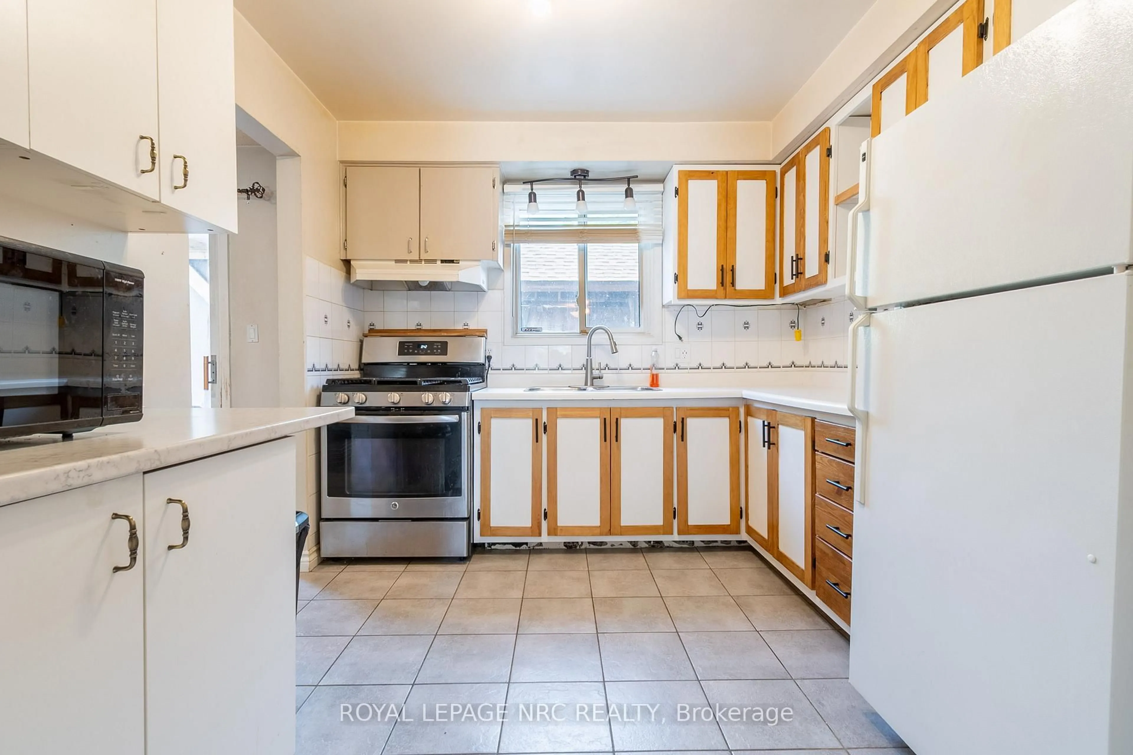 Standard kitchen, ceramic/tile floor for 6594 Pitton Rd, Niagara Falls Ontario L2H 1Z8