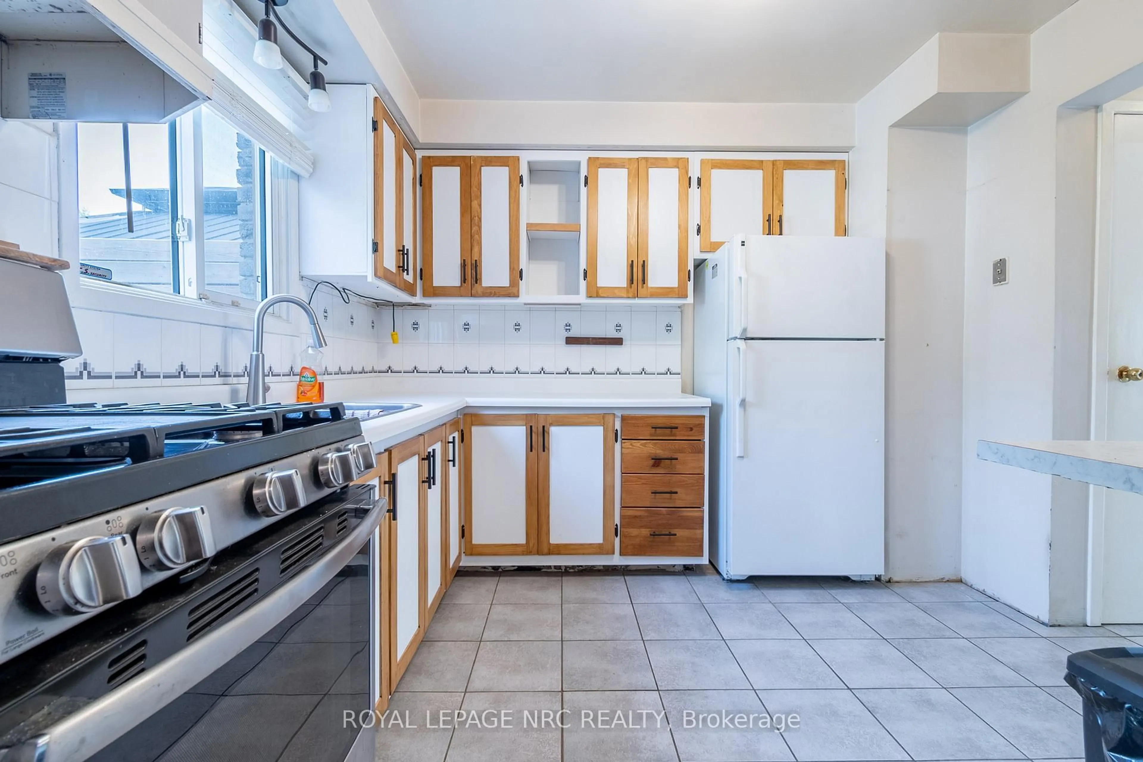 Standard kitchen, ceramic/tile floor for 6594 Pitton Rd, Niagara Falls Ontario L2H 1Z8