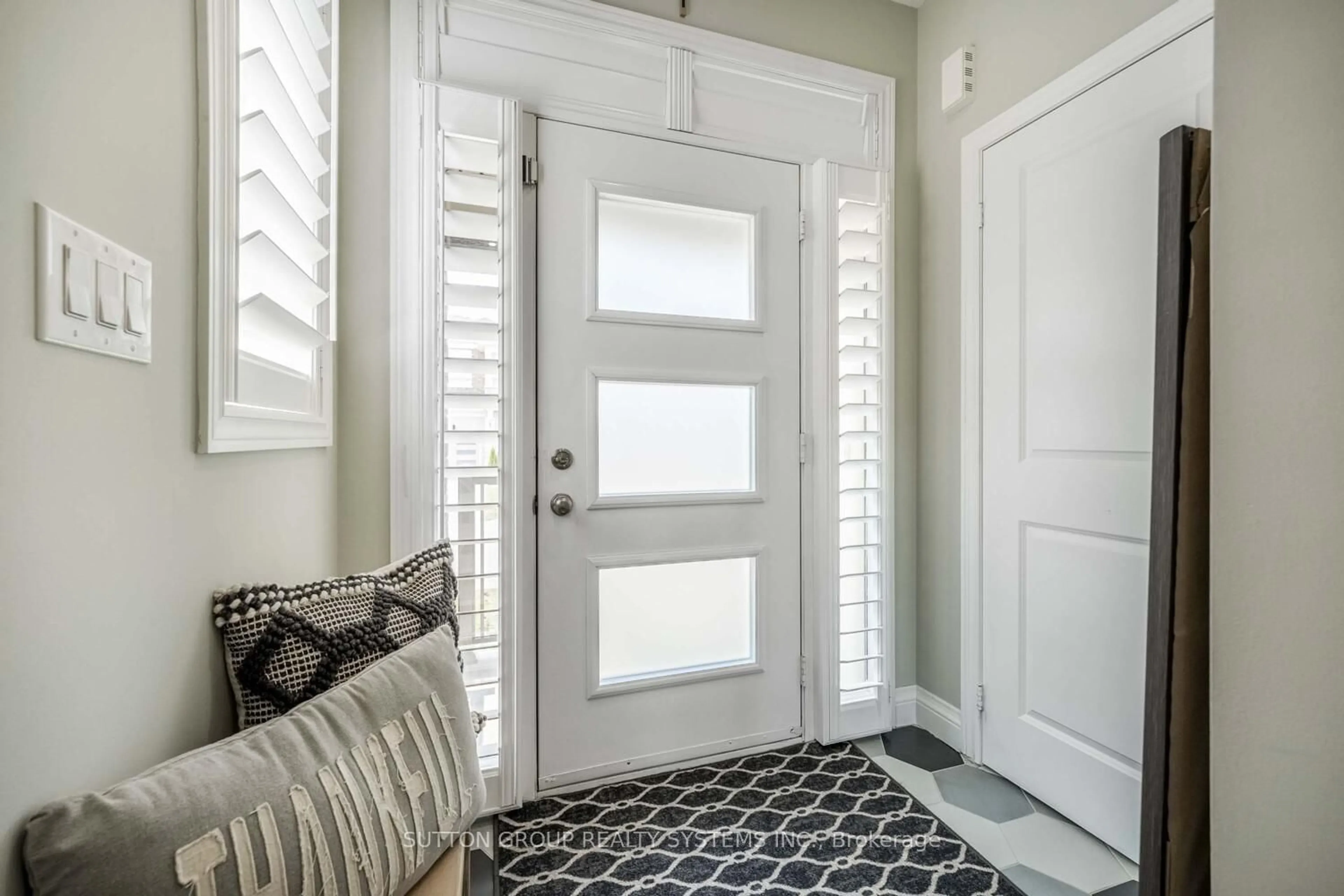 Indoor entryway for 93 Westfield Cres, Hamilton Ontario L8B 1X9