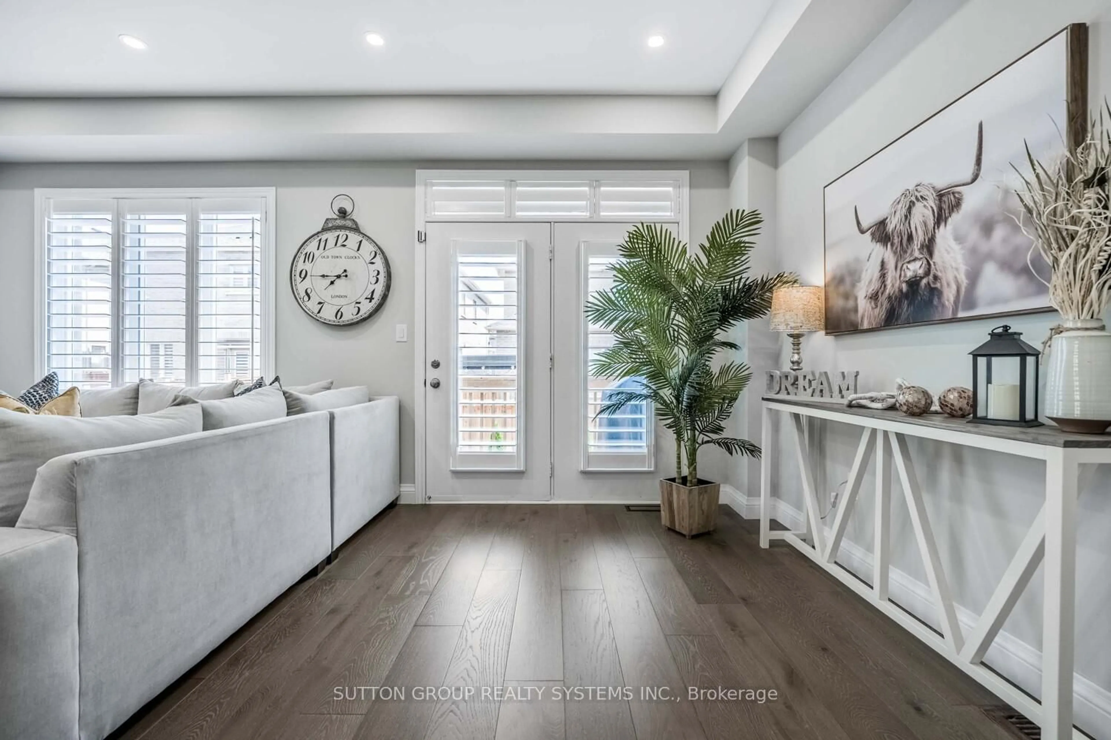 Indoor entryway for 93 Westfield Cres, Hamilton Ontario L8B 1X9