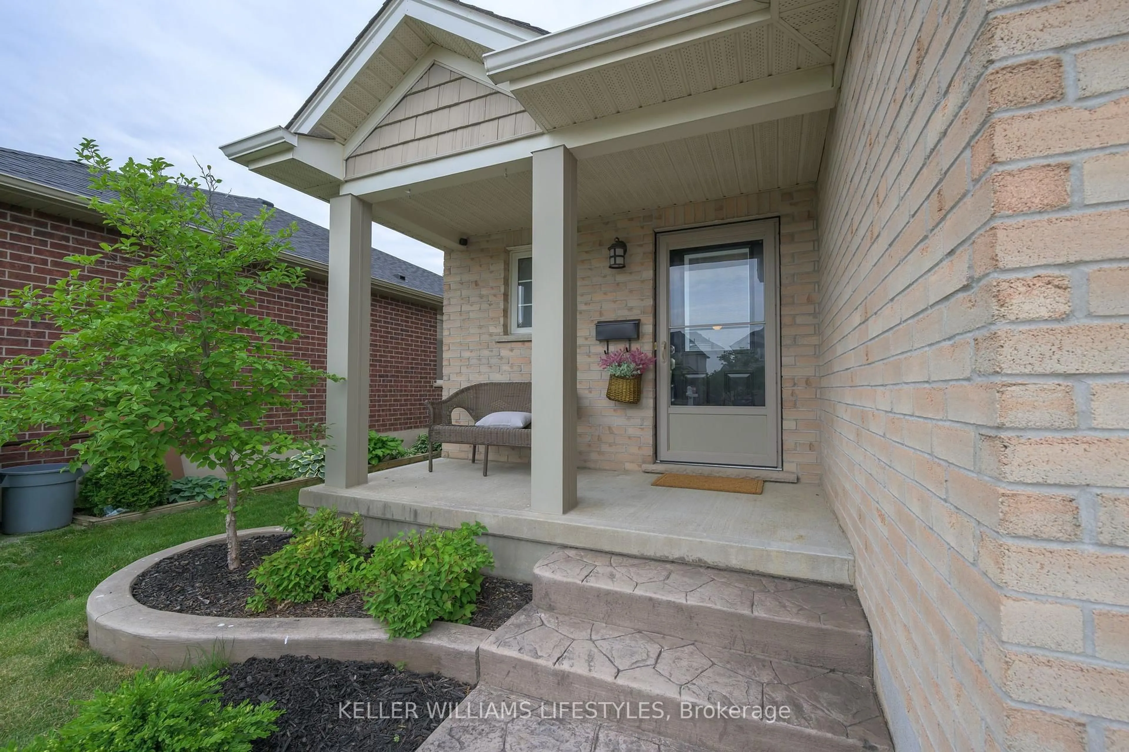 Indoor entryway for 11 Southgate Pkwy, St. Thomas Ontario N5R 6M1