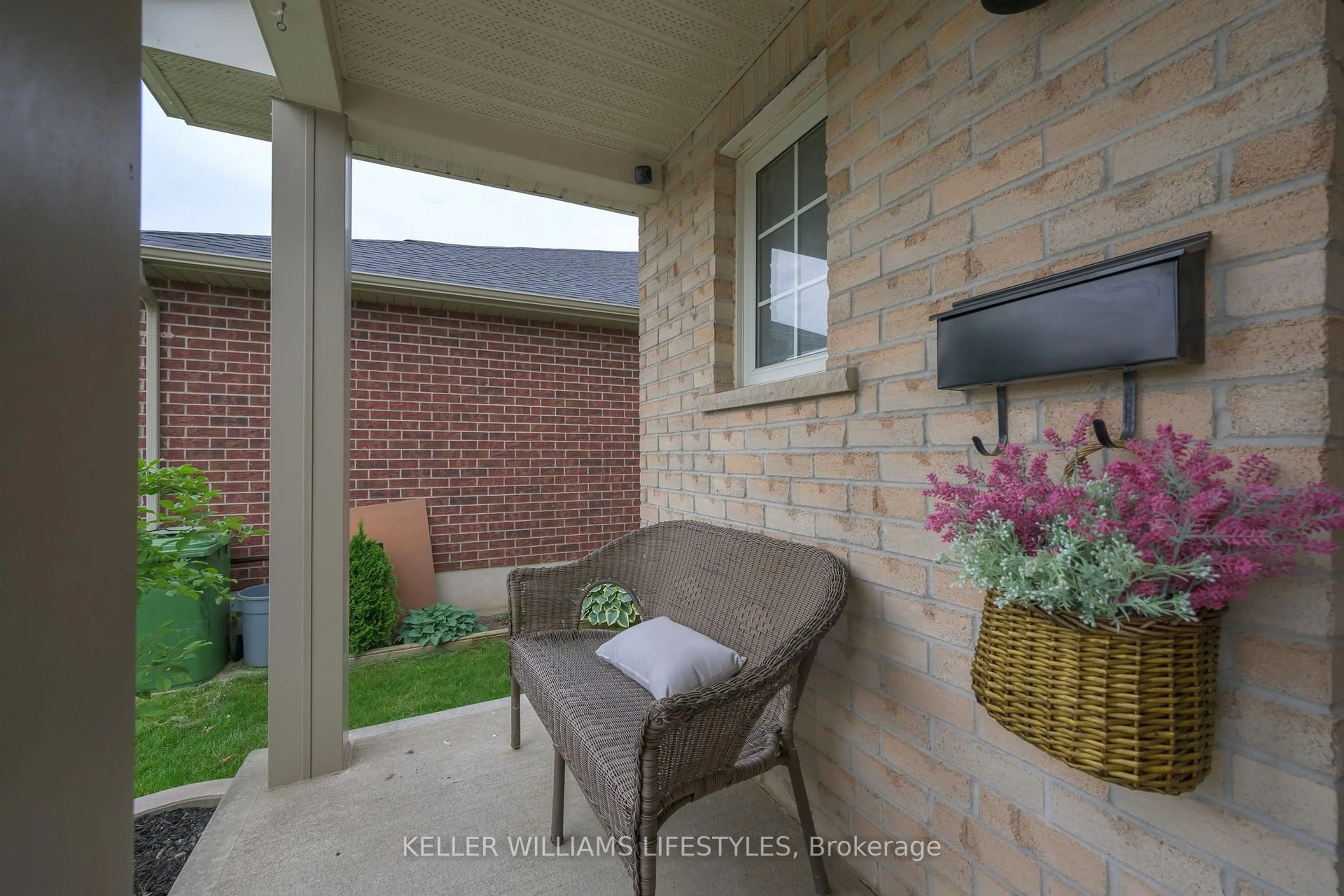 Home with brick exterior material, street for 11 Southgate Pkwy, St. Thomas Ontario N5R 6M1