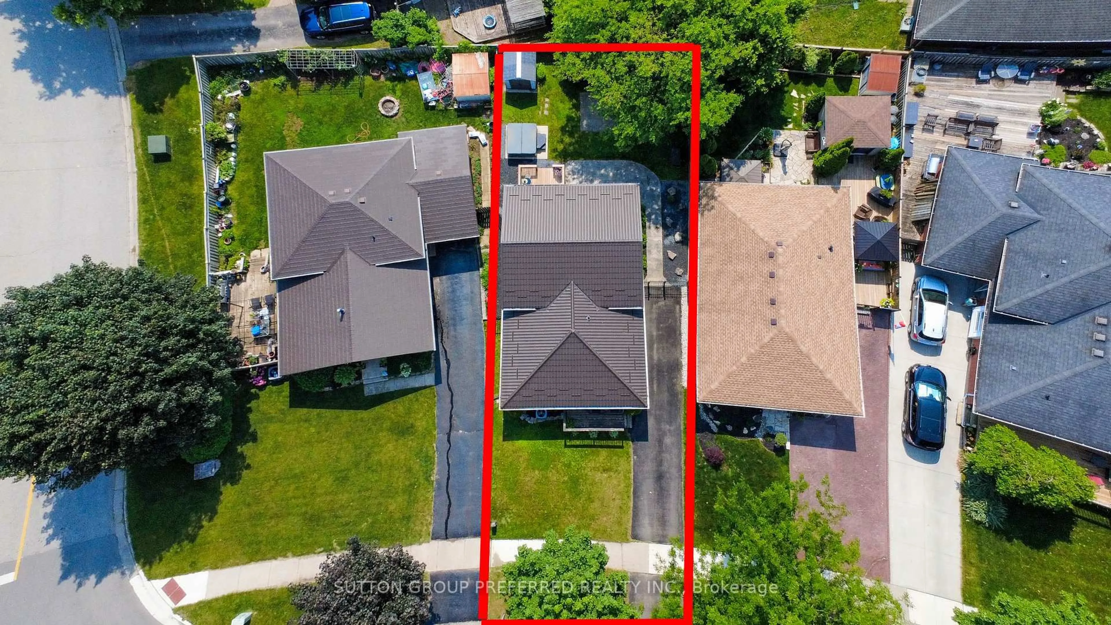 A pic from outside/outdoor area/front of a property/back of a property/a pic from drone, street for 695 Railton Ave, London East Ontario N5V 4E2