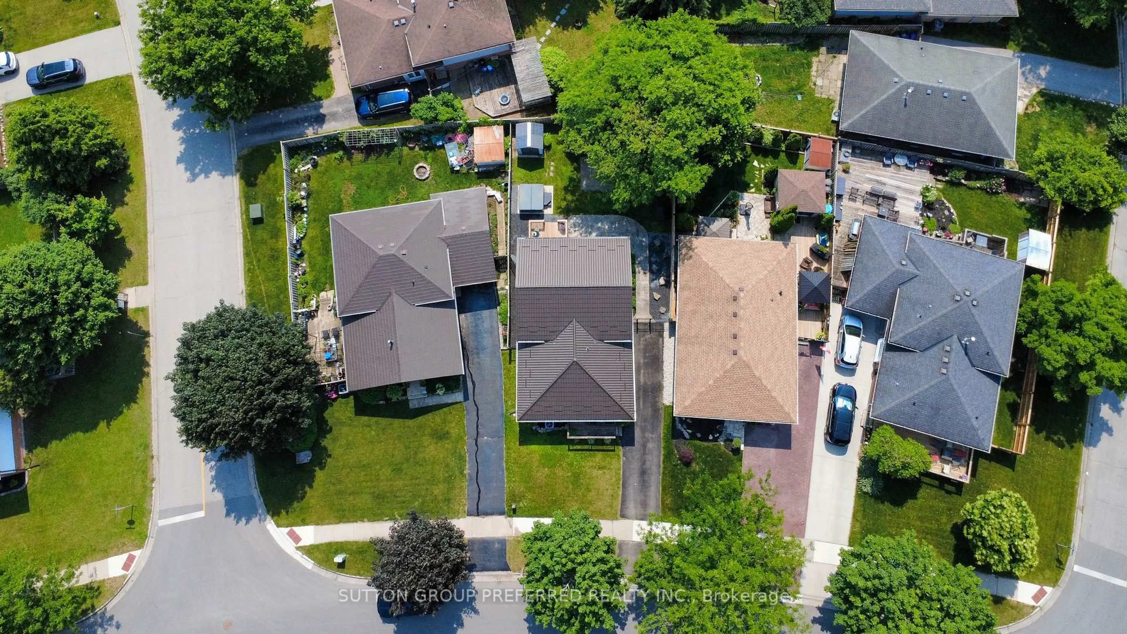 A pic from outside/outdoor area/front of a property/back of a property/a pic from drone, street for 695 Railton Ave, London East Ontario N5V 4E2