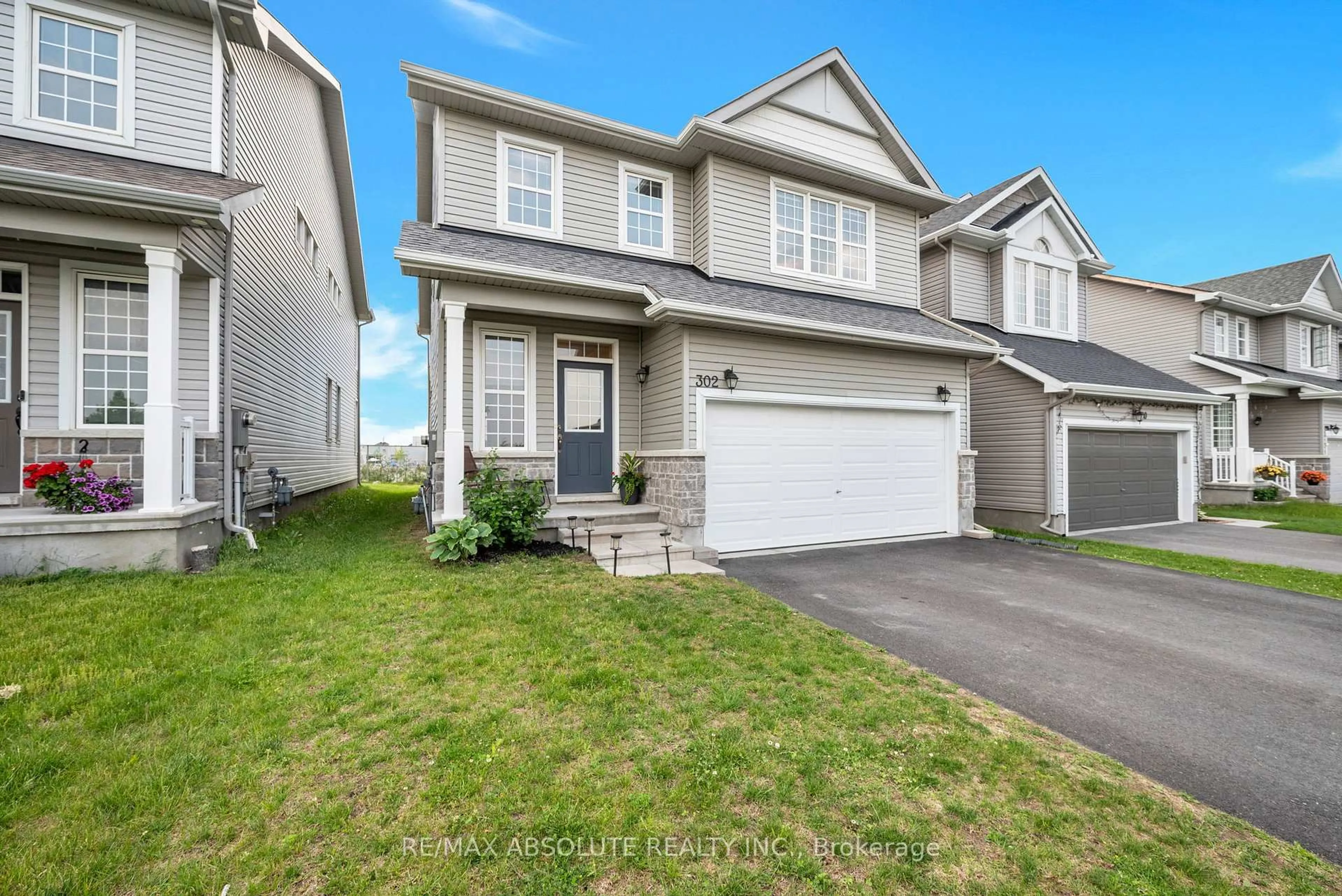 Home with vinyl exterior material, street for 302 Haliburton Hts, Ottawa Ontario K2S 1S3