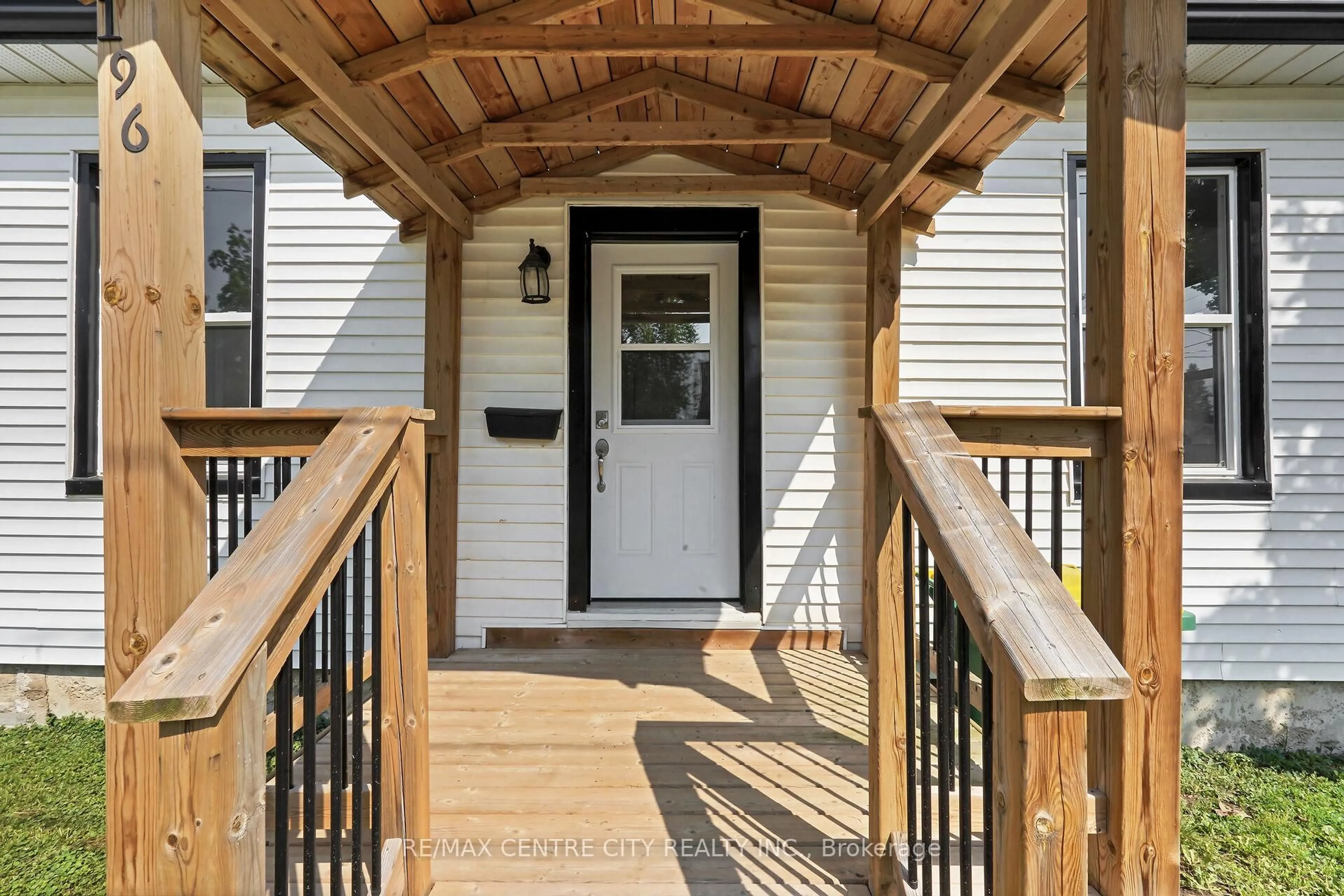Indoor entryway for 196 Mckellar St, Southwest Middlesex Ontario N7G 2Y4