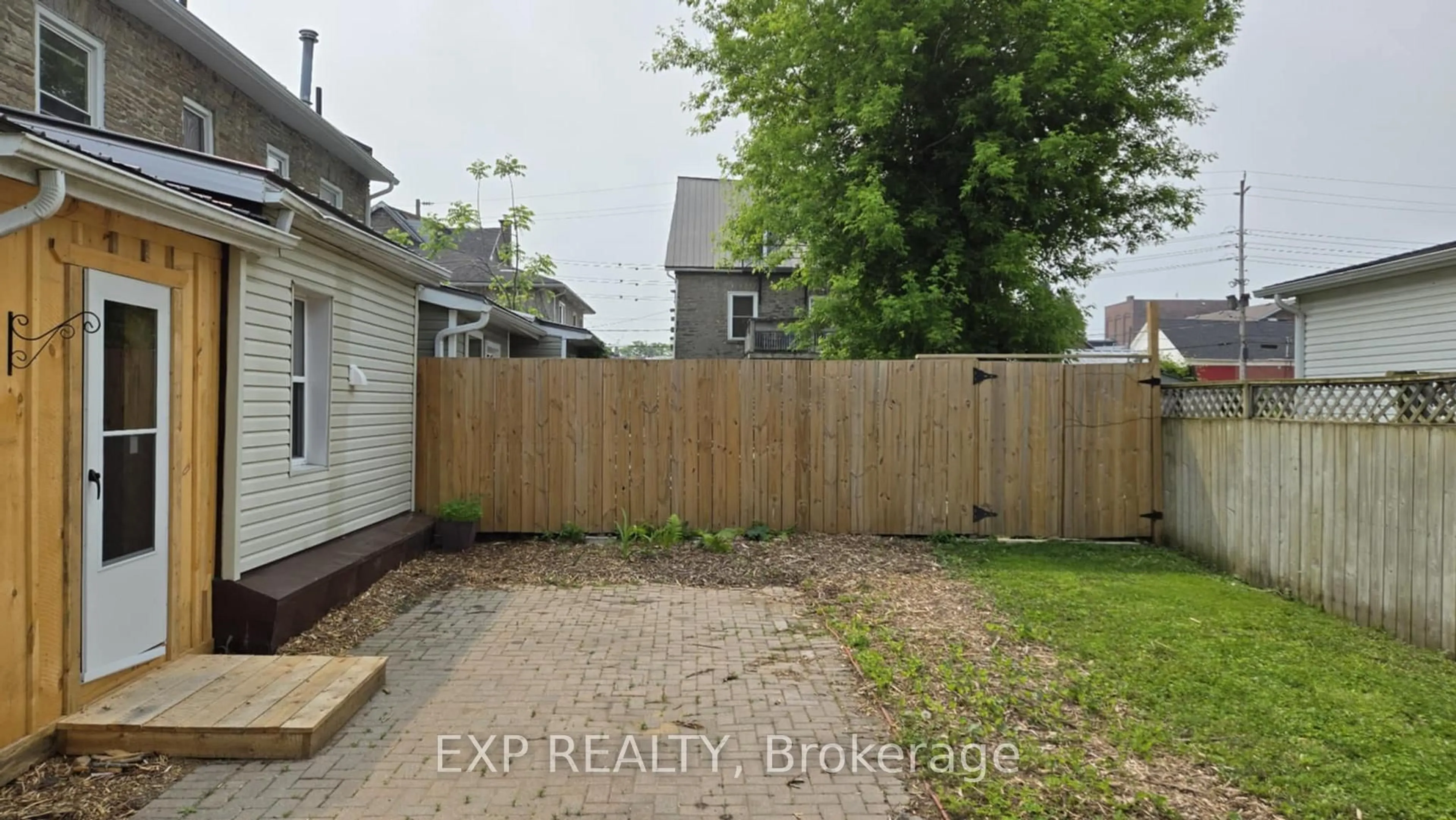 A pic from outside/outdoor area/front of a property/back of a property/a pic from drone, street for 60 John St, Brockville Ontario K6V 5A7