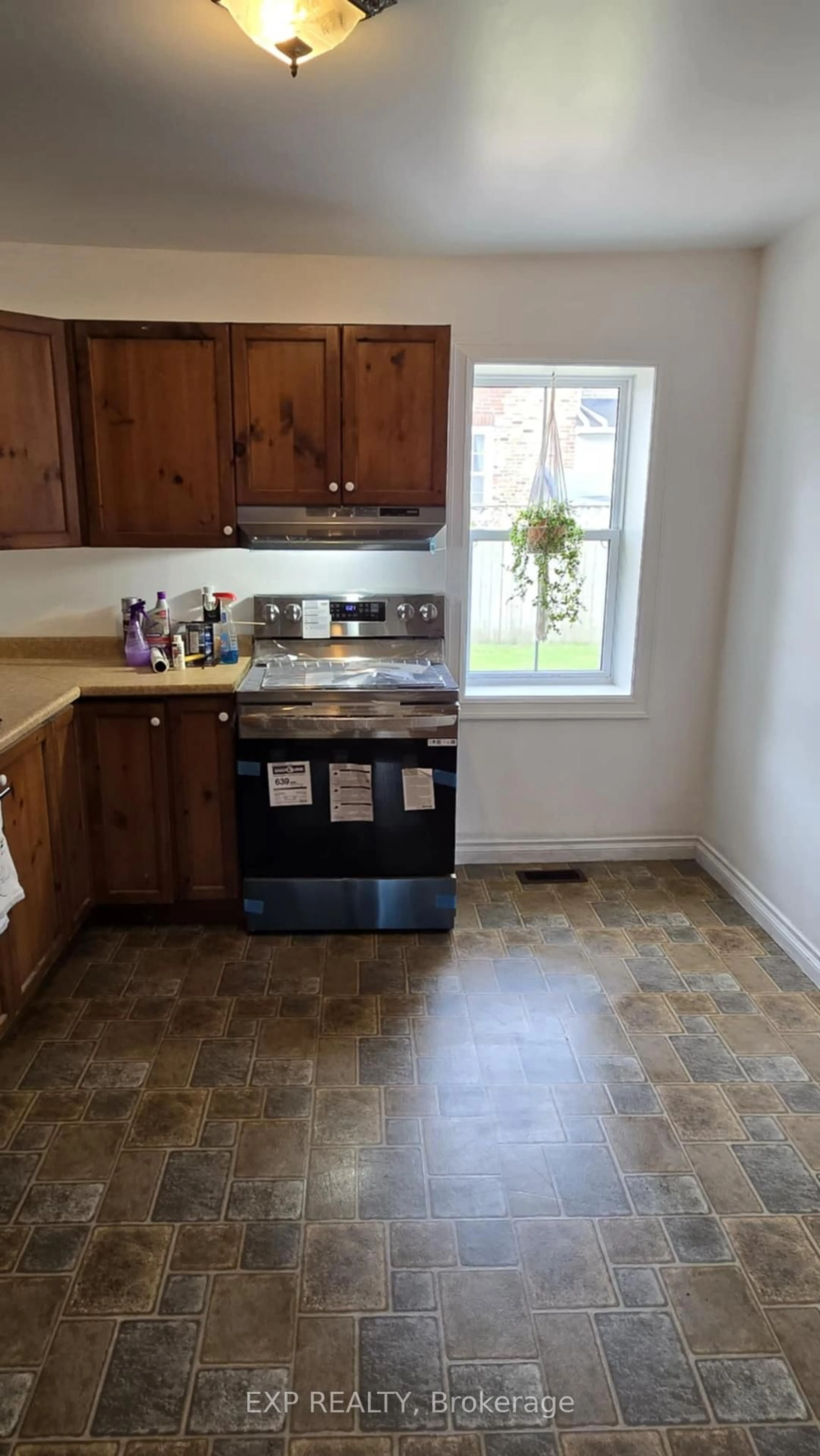 Standard kitchen, unknown for 60 John St, Brockville Ontario K6V 5A7