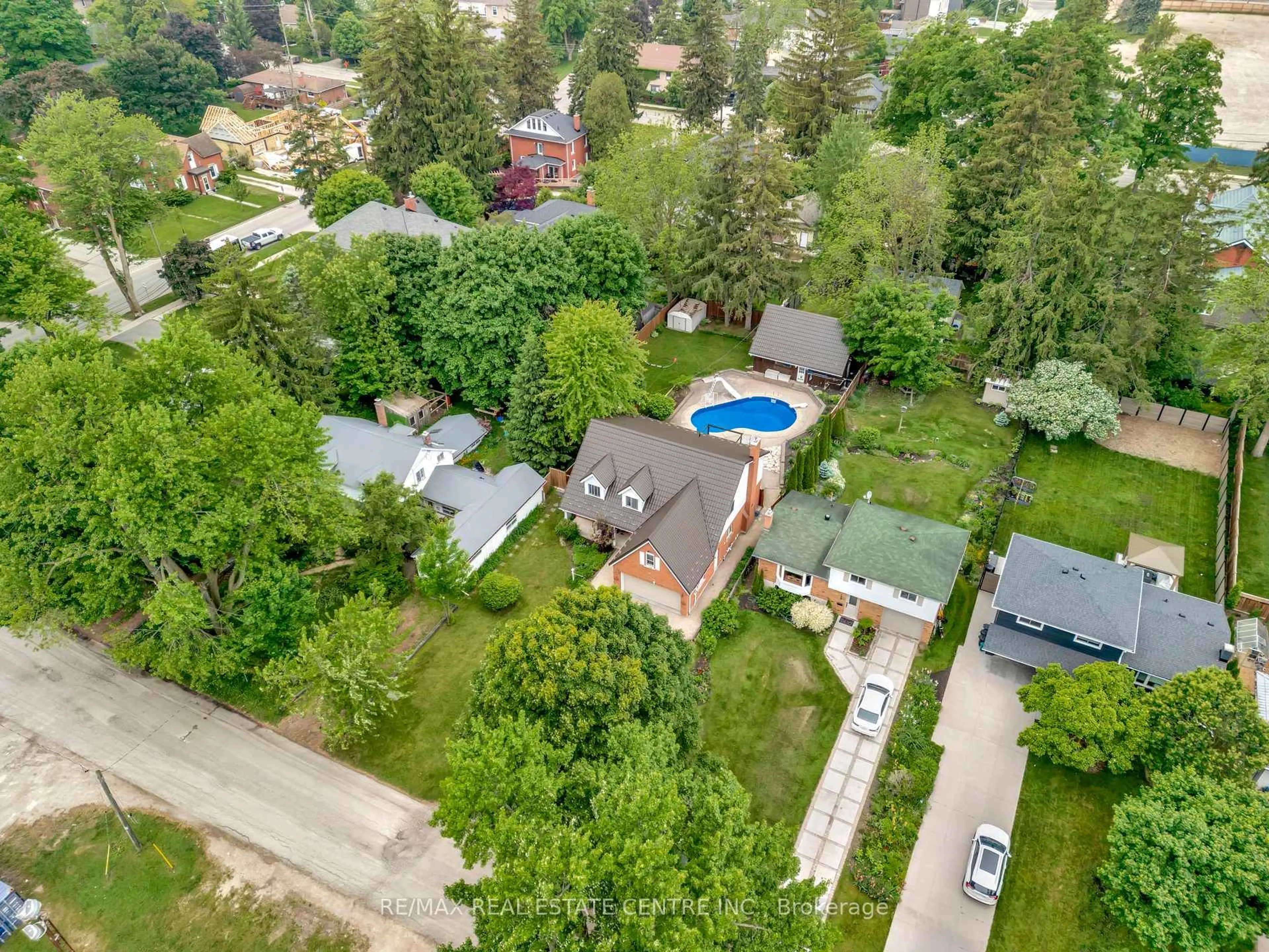 A pic from outside/outdoor area/front of a property/back of a property/a pic from drone, street for 145 ALBERT St, Centre Wellington Ontario N1M 1X7