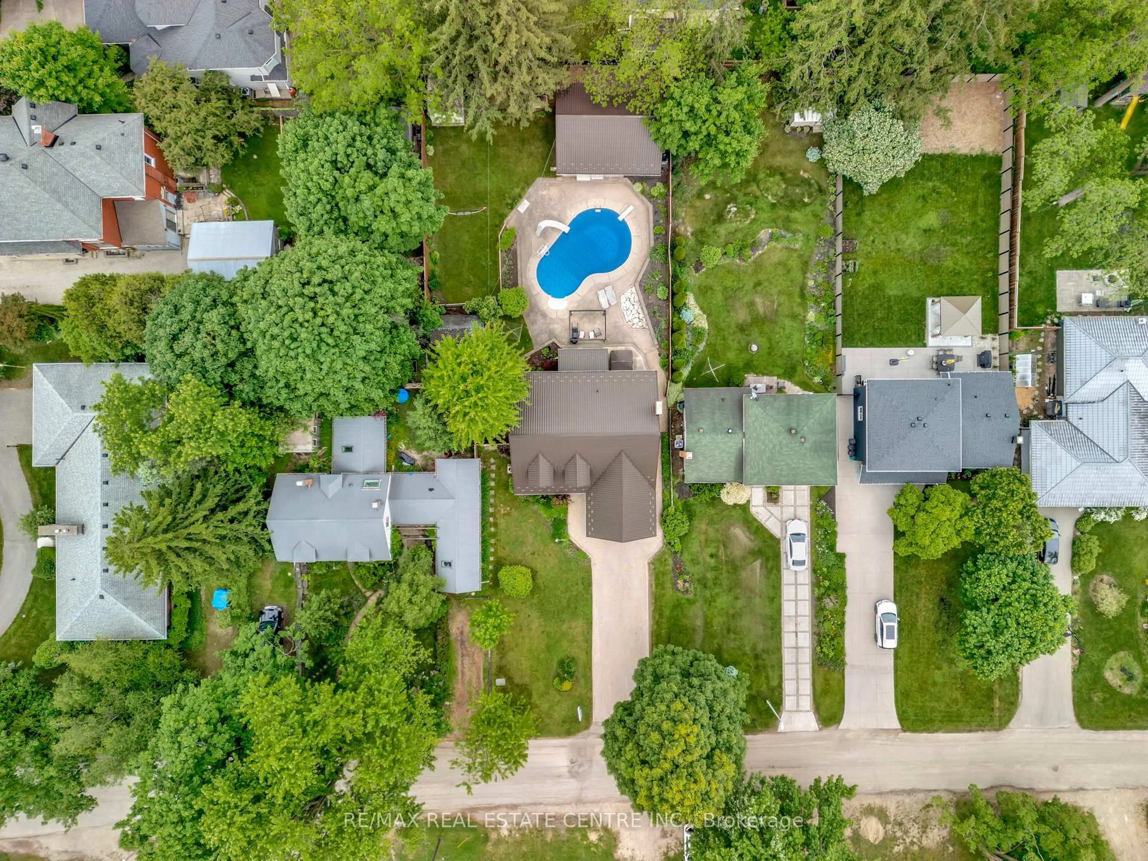 A pic from outside/outdoor area/front of a property/back of a property/a pic from drone, street for 145 ALBERT St, Centre Wellington Ontario N1M 1X7