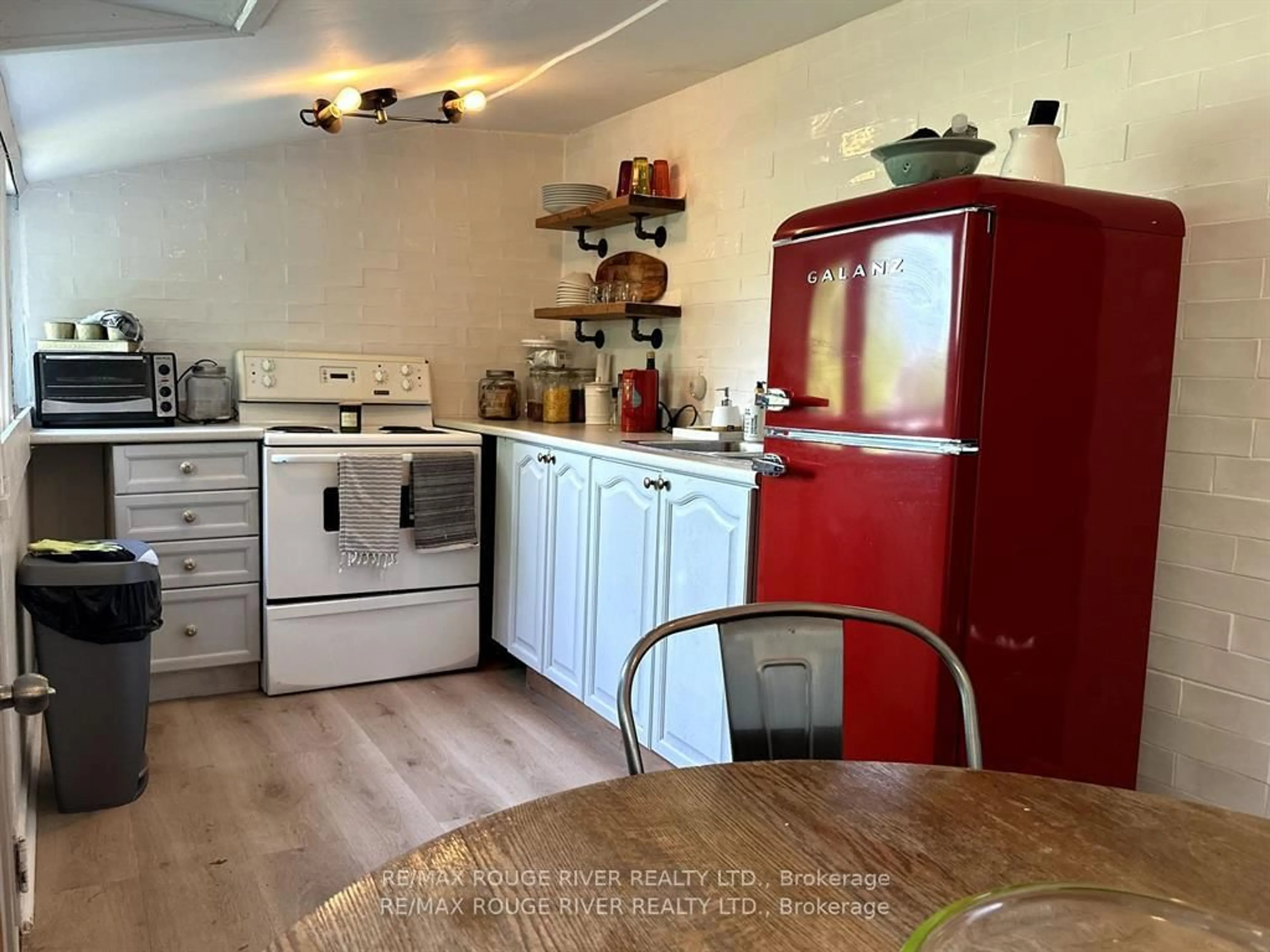Kitchen with laundary machines, wood/laminate floor for 247 Dunnette Landing Rd ##1, Alnwick/Haldimand Ontario K0K 2X0