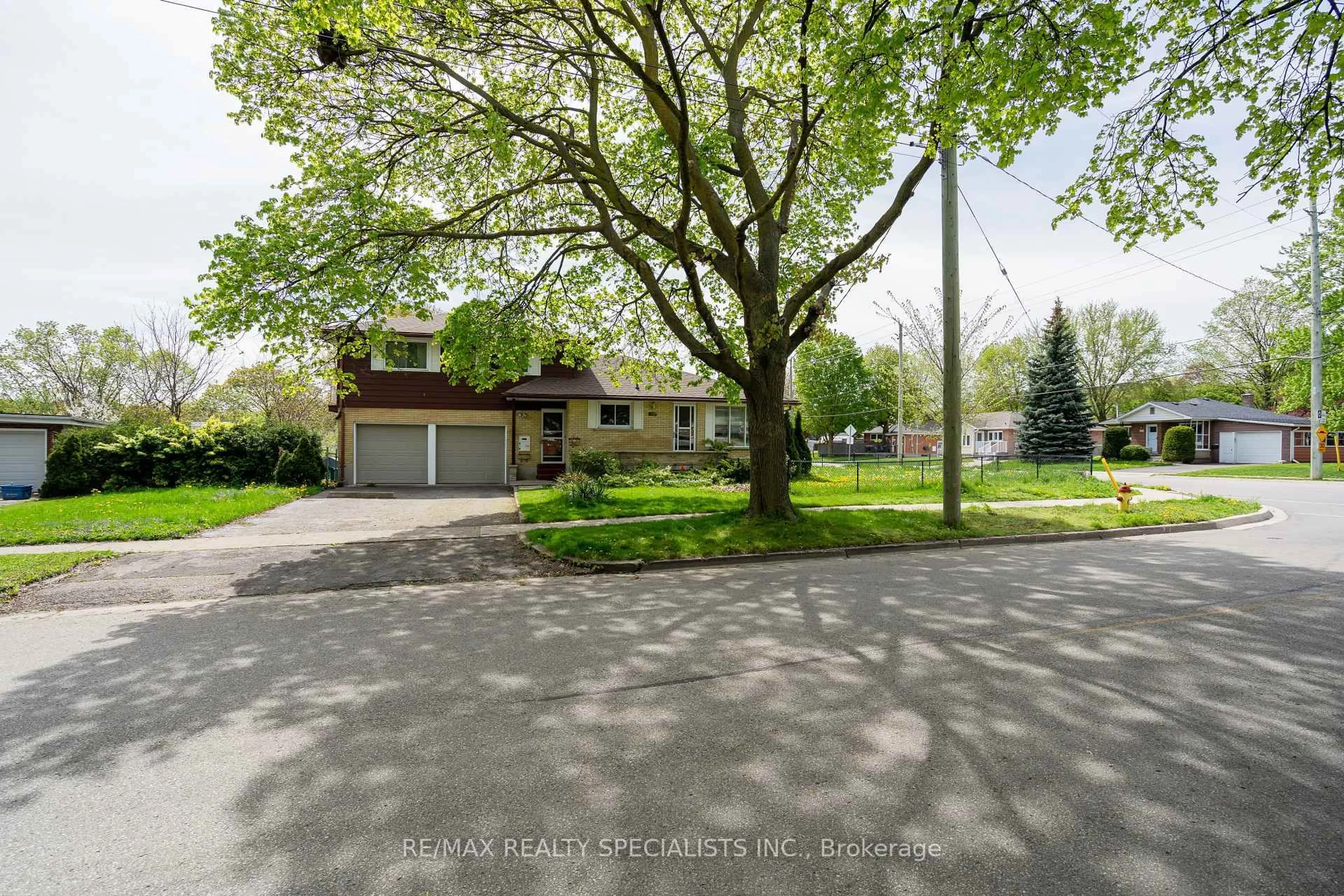 A pic from outside/outdoor area/front of a property/back of a property/a pic from drone, street for 155 Massey Ave, Kitchener Ontario N2C 1M6