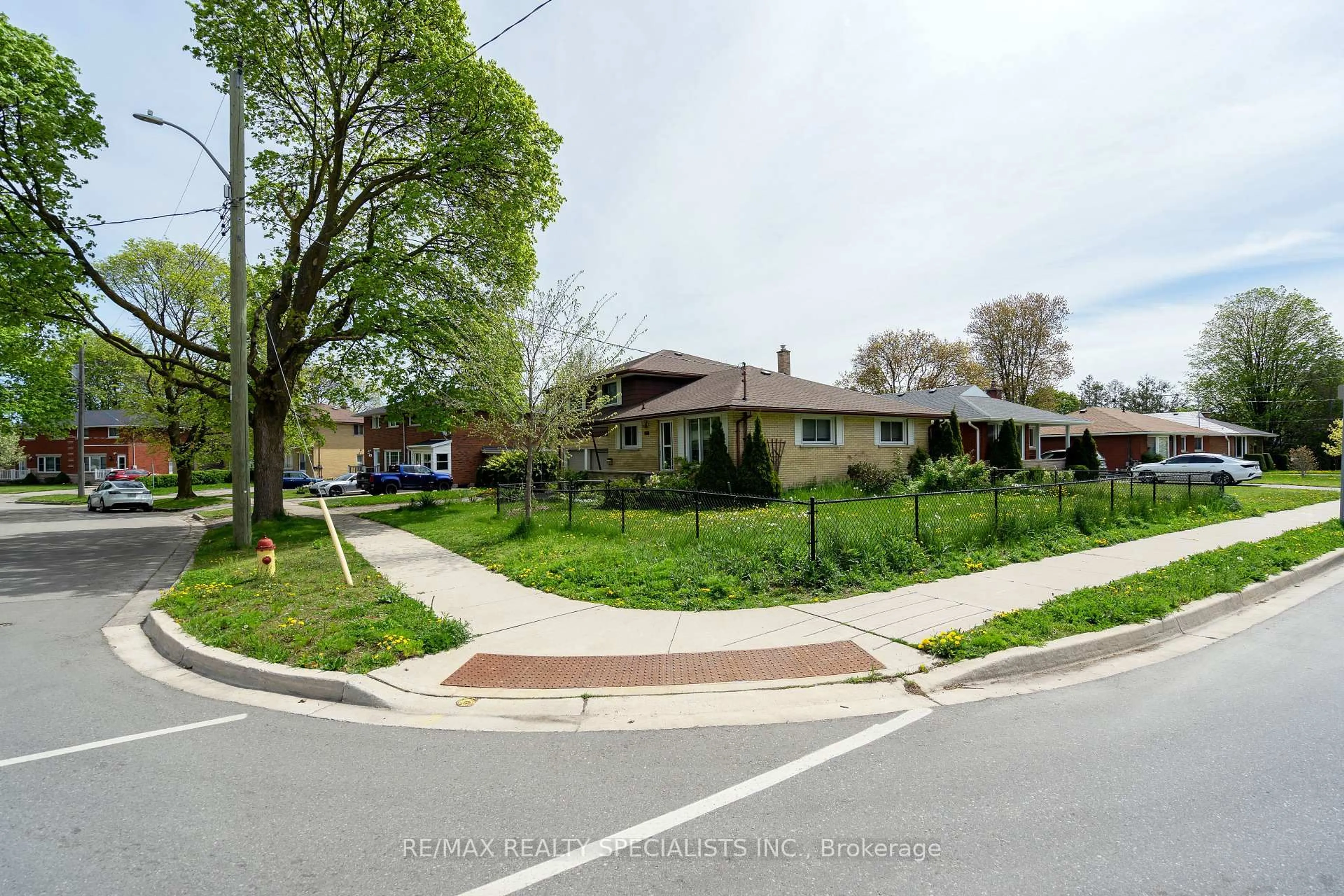 A pic from outside/outdoor area/front of a property/back of a property/a pic from drone, street for 155 Massey Ave, Kitchener Ontario N2C 1M6