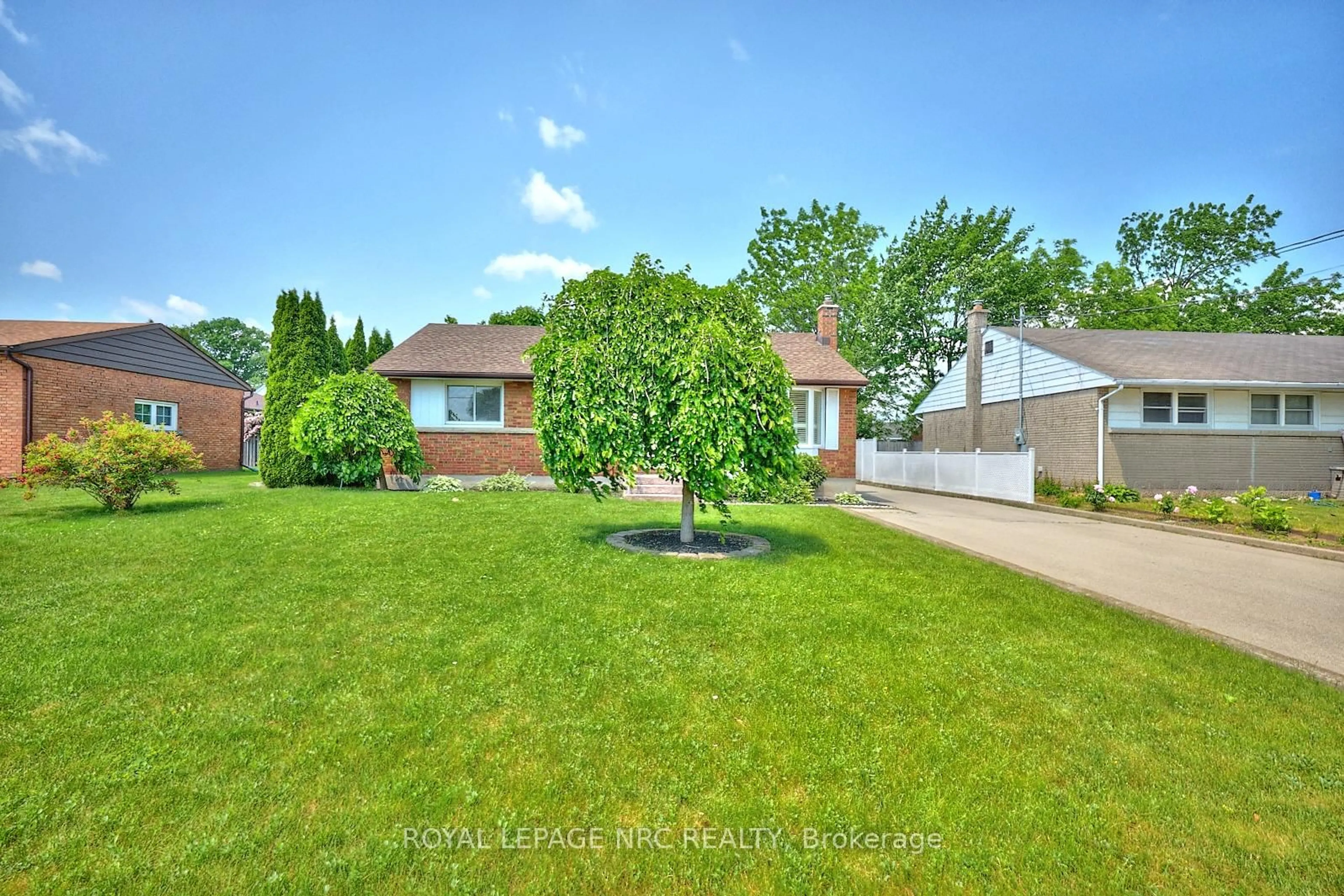 A pic from outside/outdoor area/front of a property/back of a property/a pic from drone, street for 3419 Saint George Ave, Niagara Falls Ontario L2J 2P7