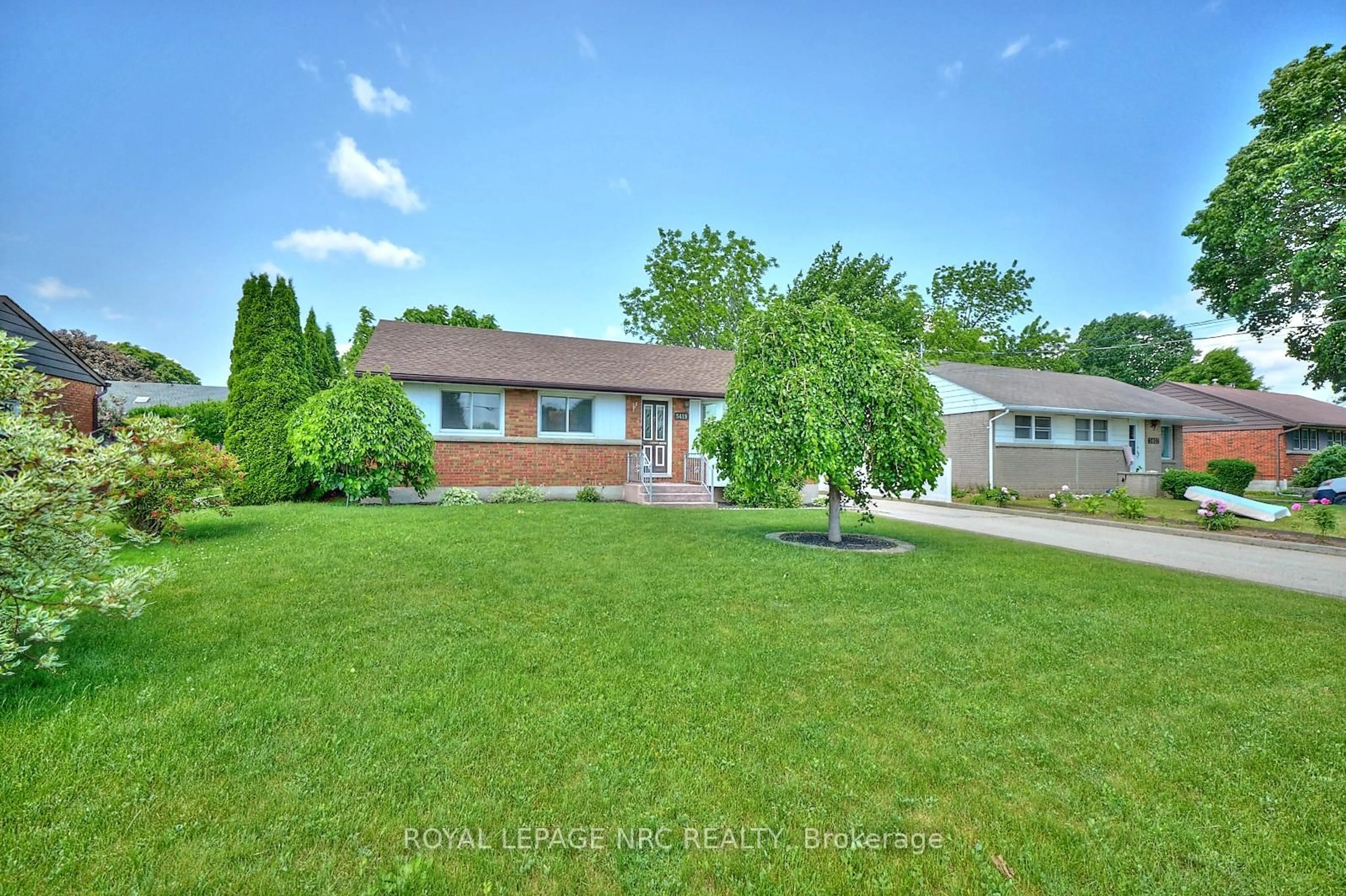 A pic from outside/outdoor area/front of a property/back of a property/a pic from drone, street for 3419 Saint George Ave, Niagara Falls Ontario L2J 2P7