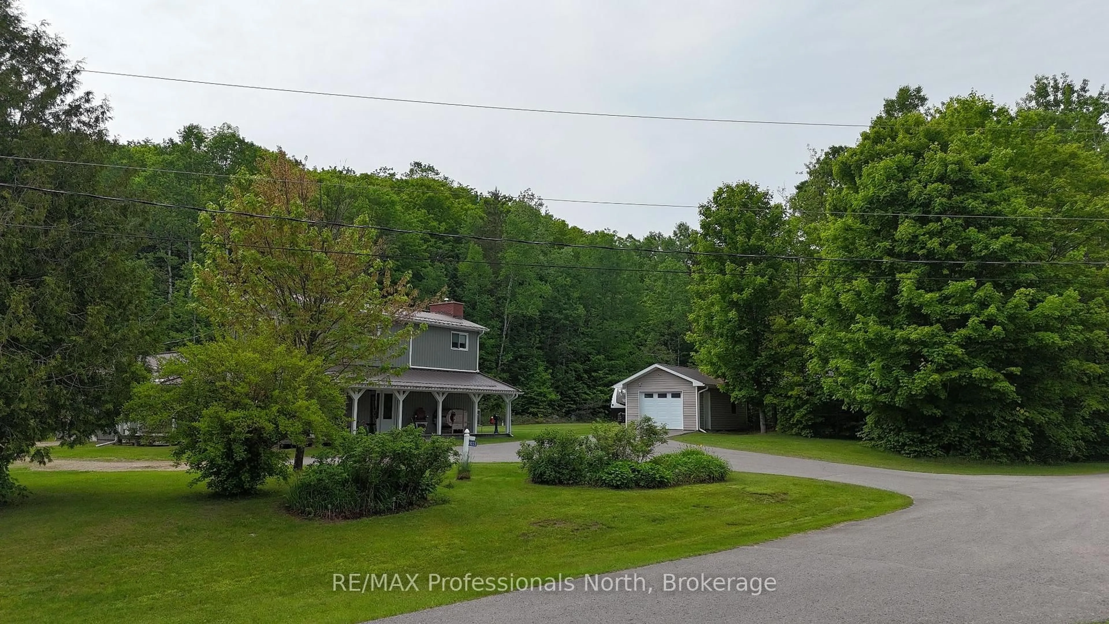 A pic from outside/outdoor area/front of a property/back of a property/a pic from drone, street for 1023 Chester Cres, Dysart et al Ontario K0L 1X0