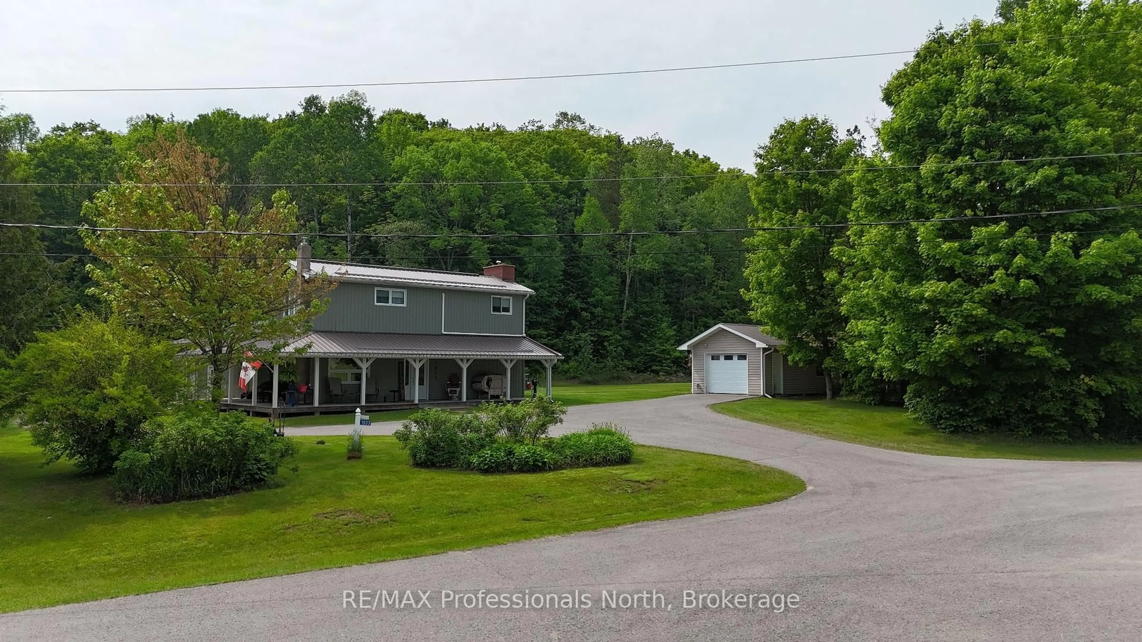 A pic from outside/outdoor area/front of a property/back of a property/a pic from drone, street for 1023 Chester Cres, Dysart et al Ontario K0L 1X0
