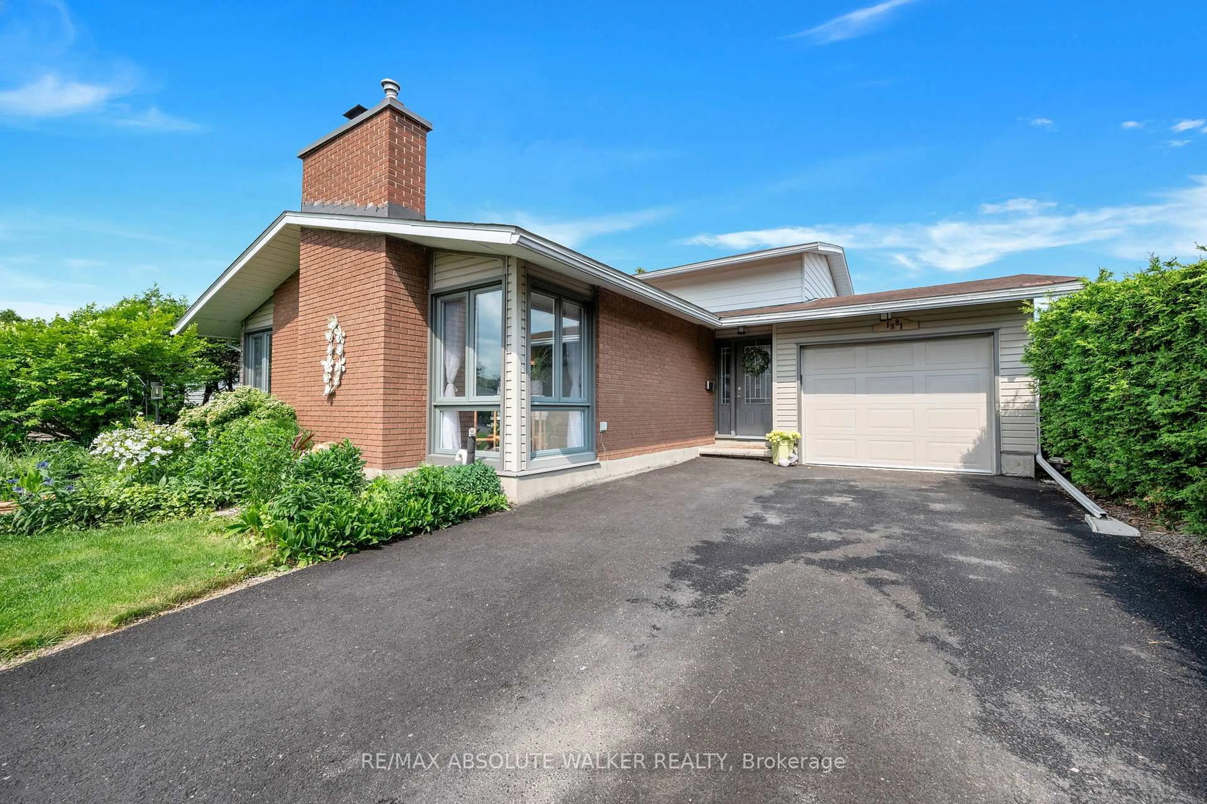 A pic from outside/outdoor area/front of a property/back of a property/a pic from drone, street for 1881 Greenacre Cres, Ottawa Ontario K1J 6S7