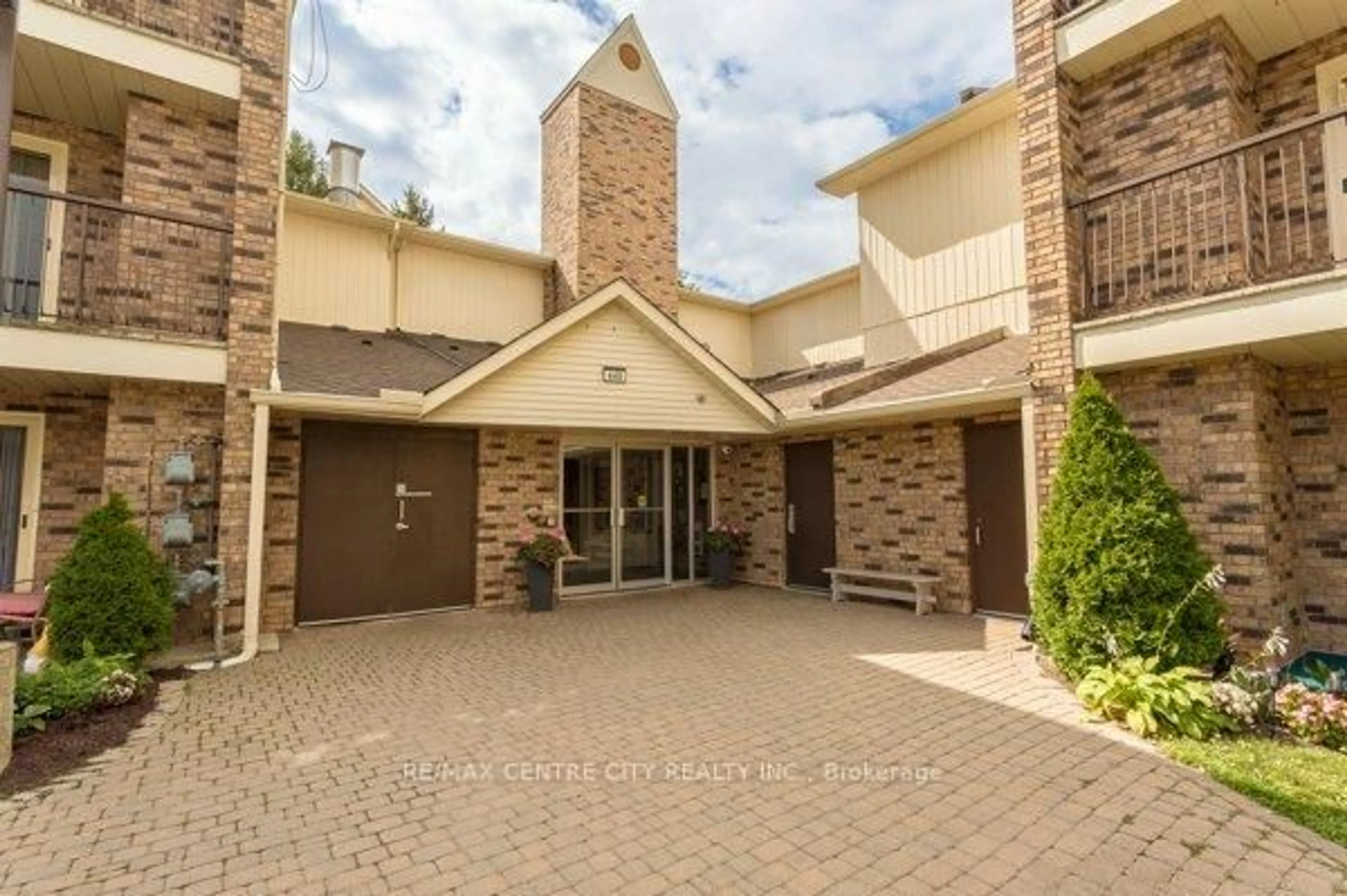 Indoor foyer for 440 Wellington St #209, St. Thomas Ontario N5R 5X5
