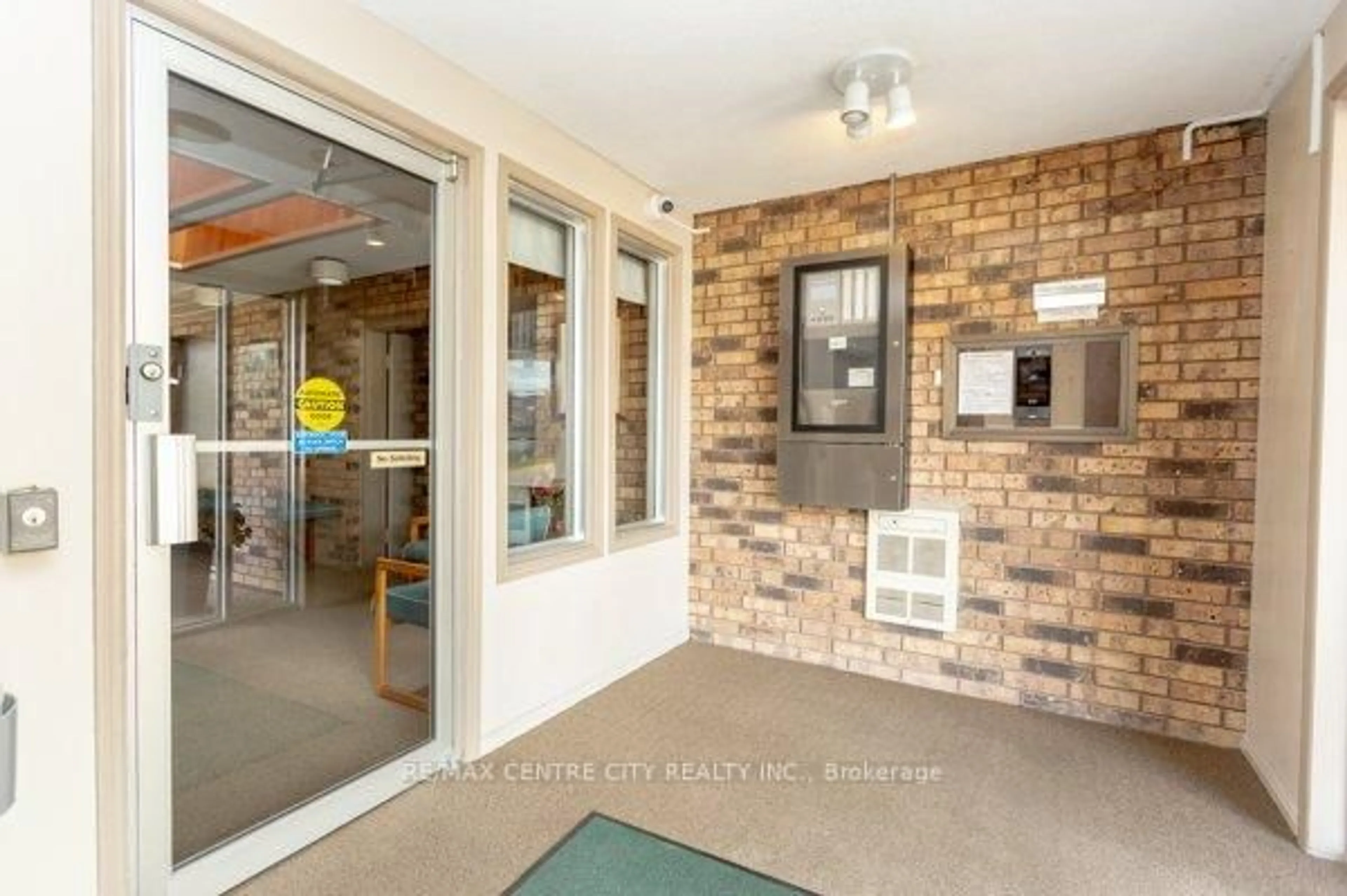 Indoor foyer for 440 Wellington St #209, St. Thomas Ontario N5R 5X5