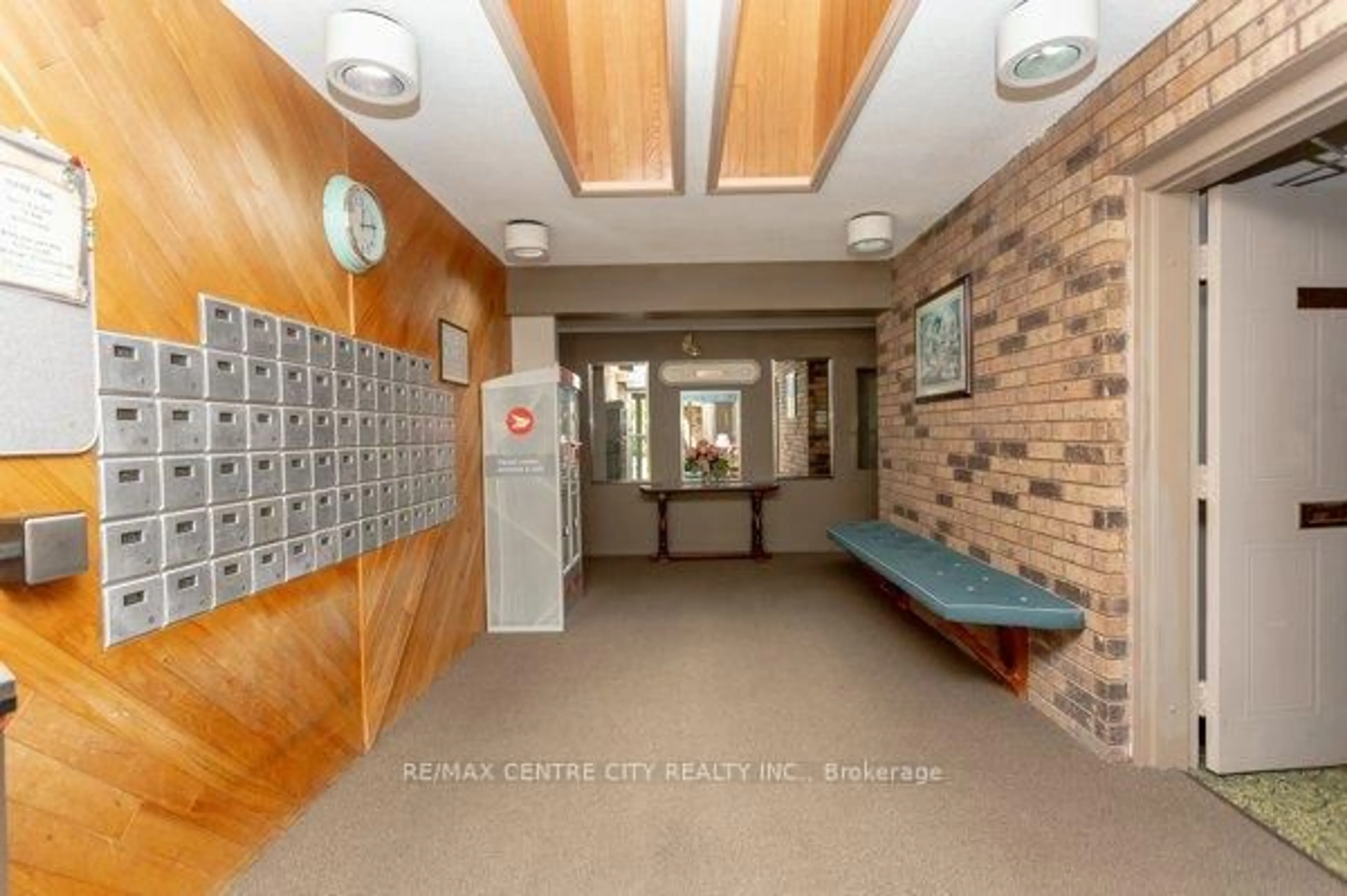 Indoor foyer for 440 Wellington St #209, St. Thomas Ontario N5R 5X5