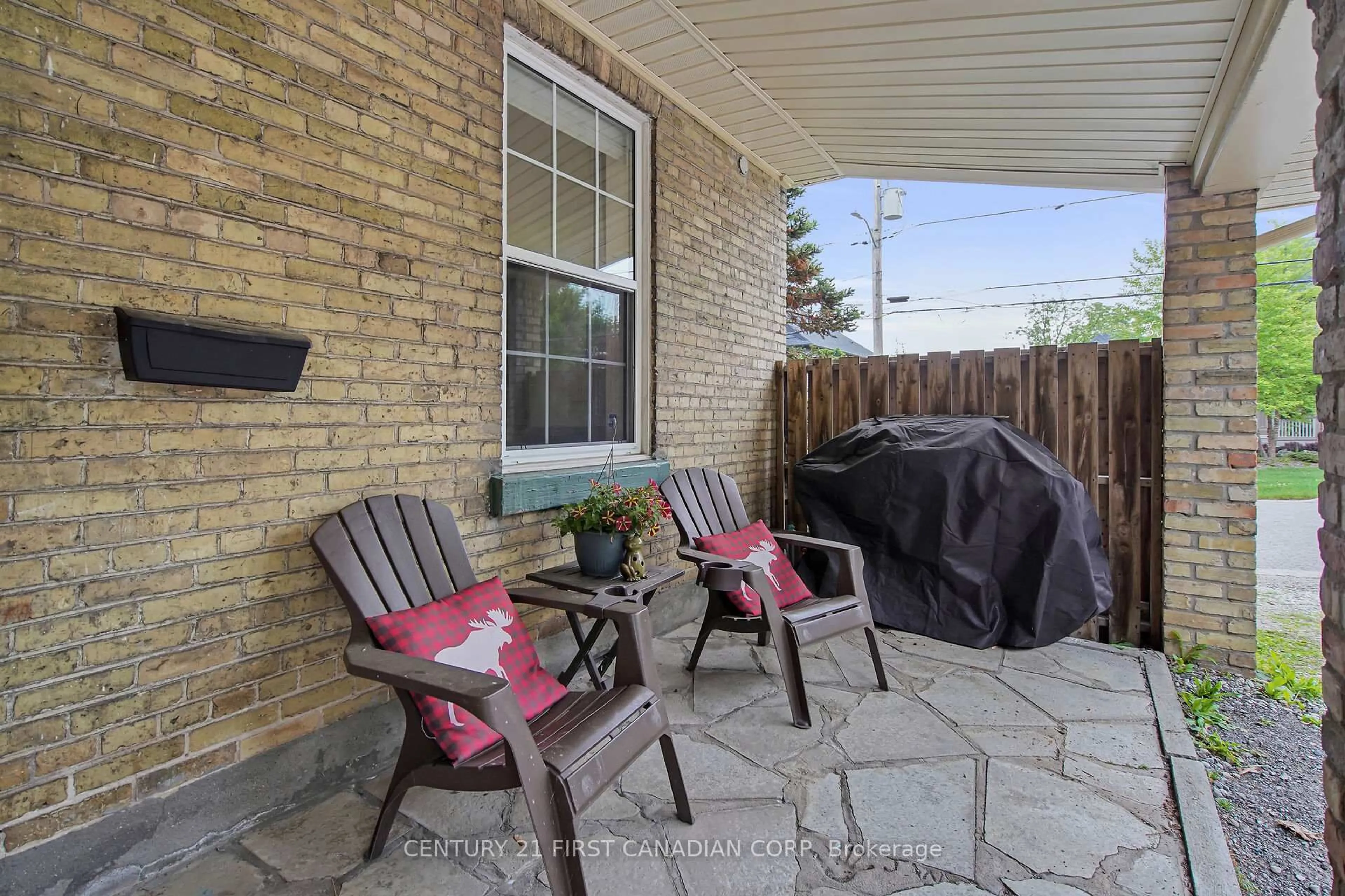 Patio, street for 425 OLD WONDERLAND Rd, London South Ontario N6K 3R1